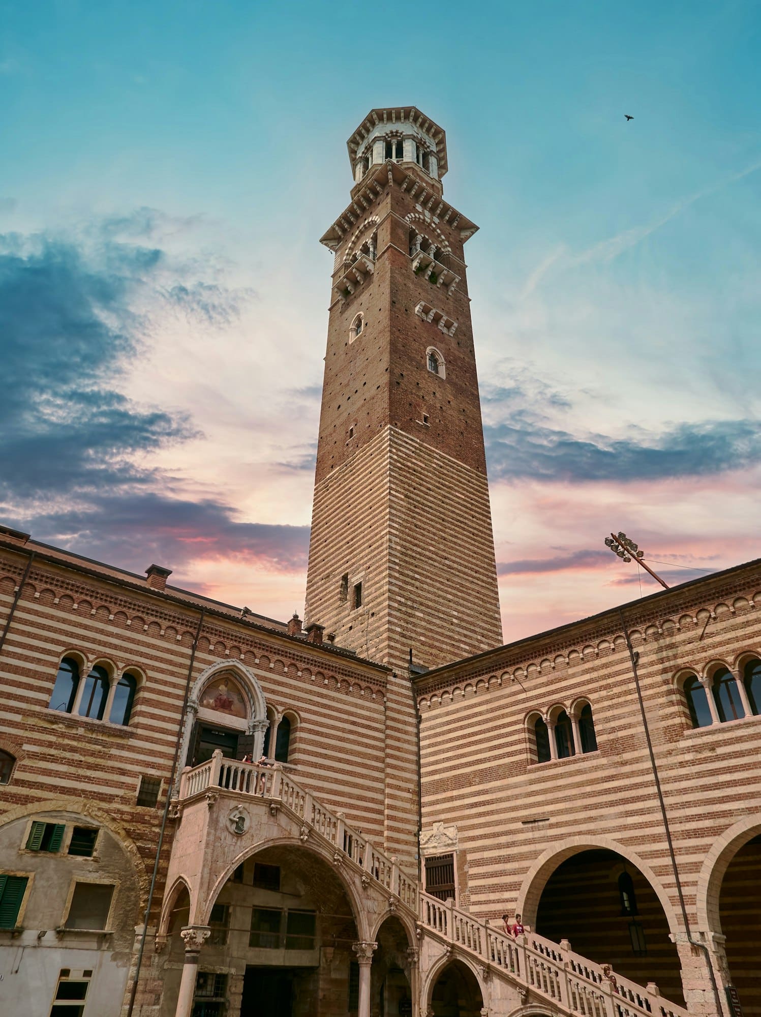 Vista ad angolo basso della Torre dei Lamberti a Verona, Italia.