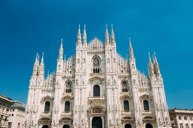 La cathédrale de Milan ou Duomo di Milano est l'église cathédrale de Mi