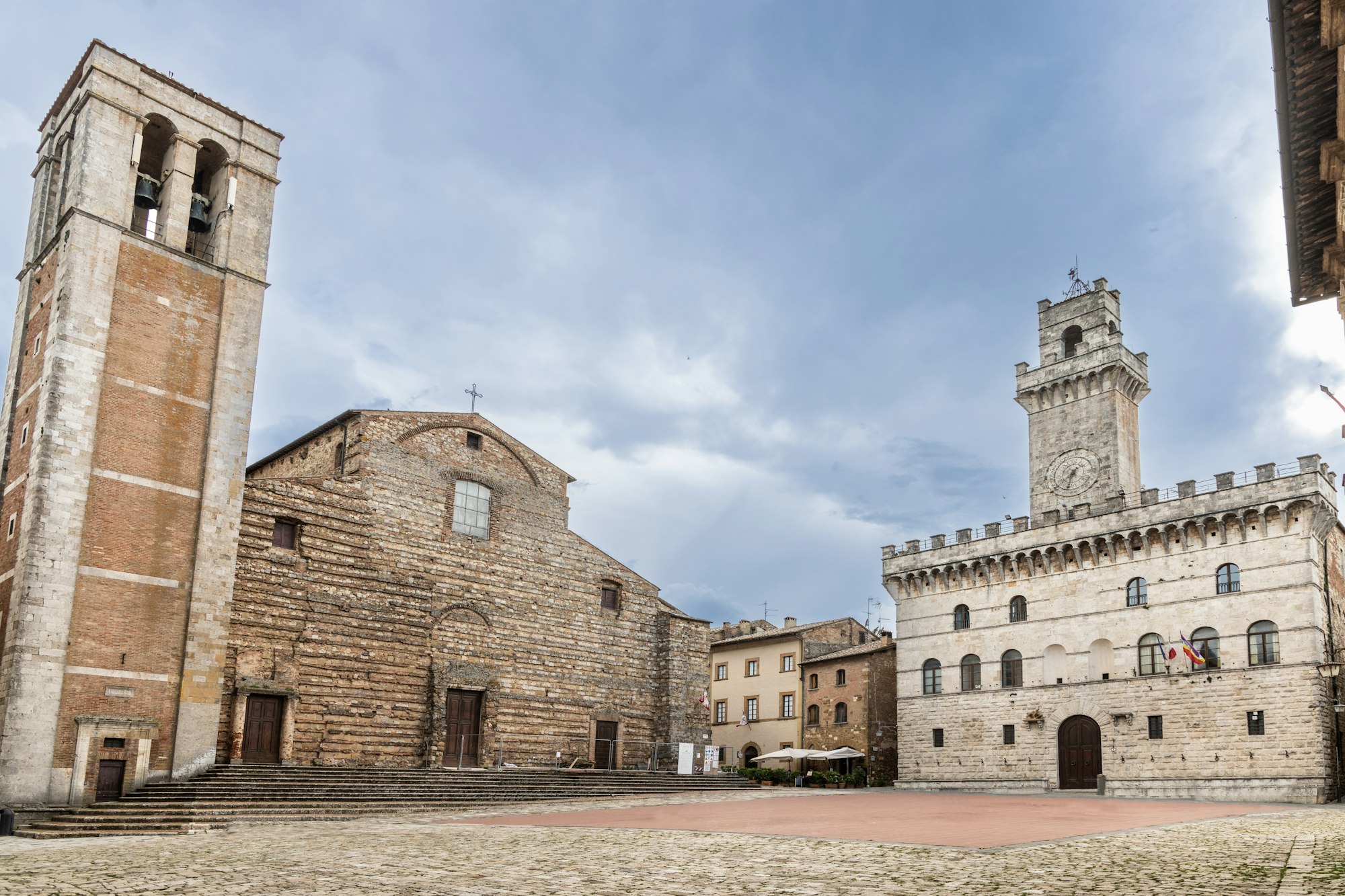 Il Duomo di Montepulciano, intitolato a Santa Maria Assunta, sorge nel punto più alto della