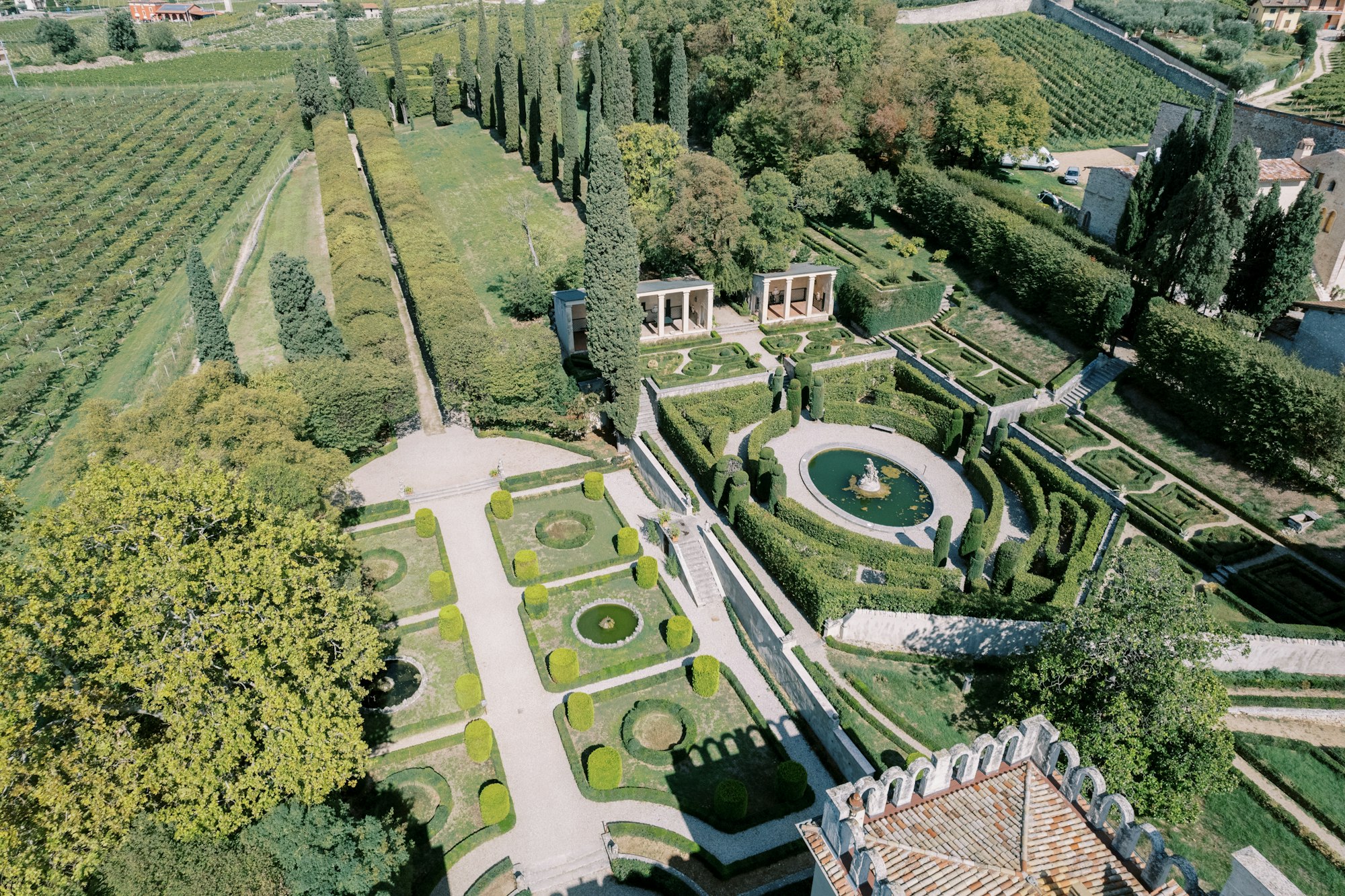 Giardino verde Pozega con cespugli sapientemente potati. Villa Rizzardi, Valpolicella, Italia