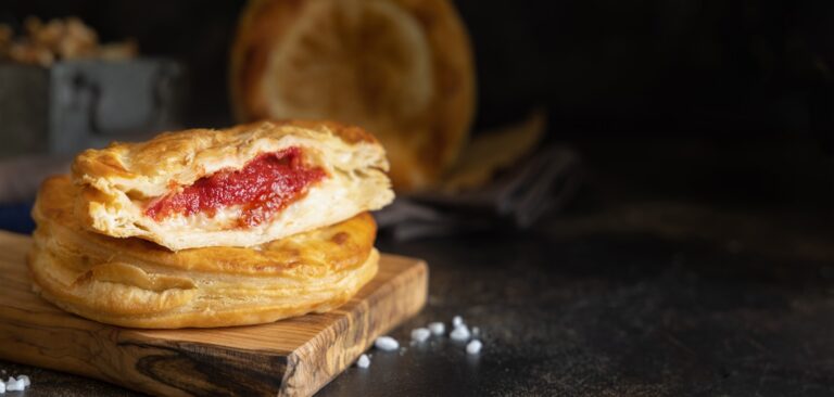 Pâte feuilletée Rustico de Lecce farcie de tomates, de mozzarella et de sauce béchamel