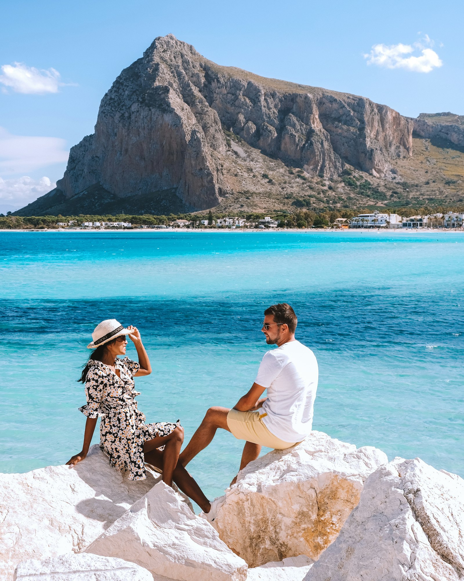 San Vito Lo Capo Sicilia, coppia di uomini e donne di mezza età in visita alla spiaggia di San Vito Lo Capo Sicilia