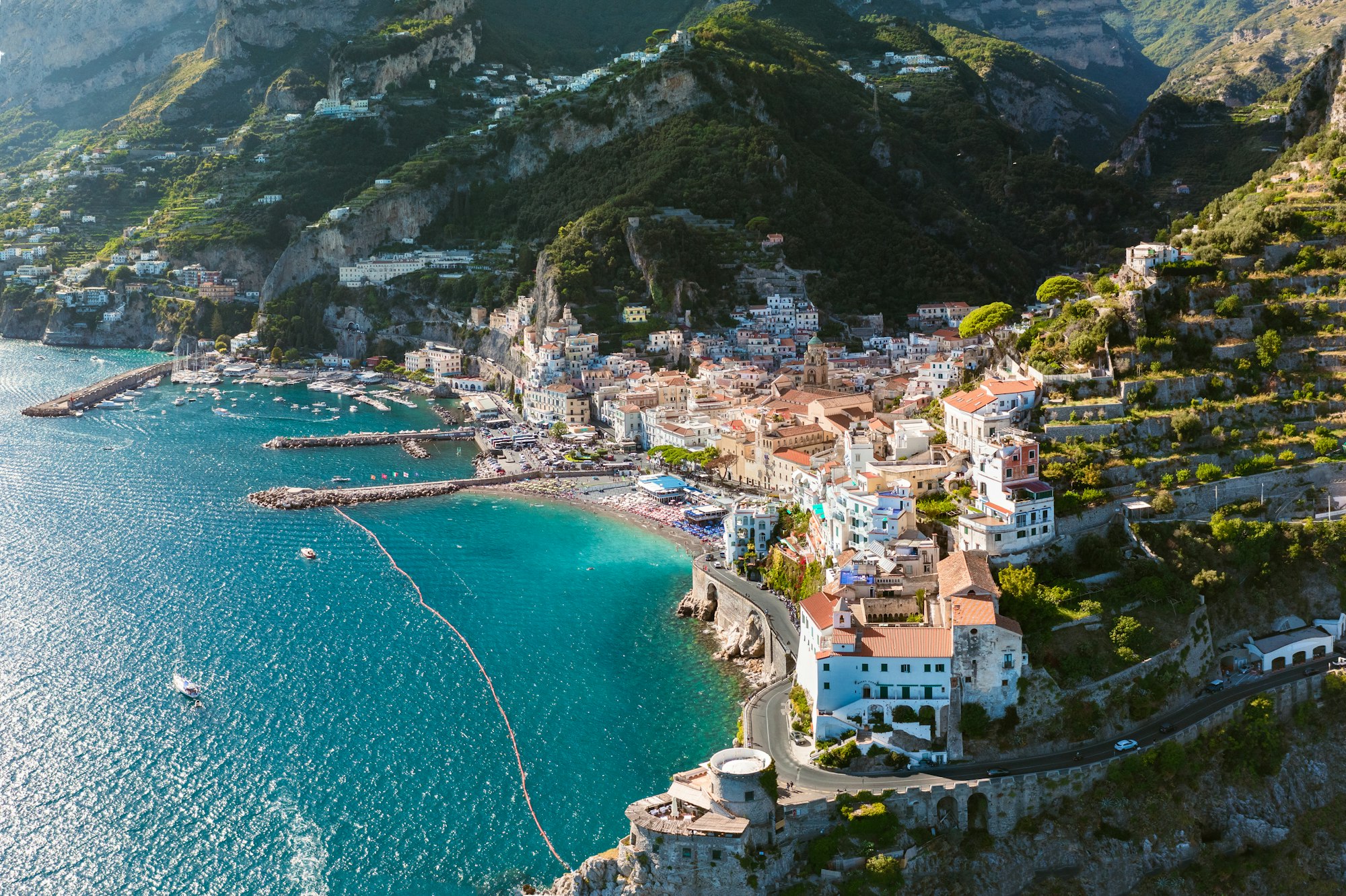 Litorale di Amalfi in estate. Costiera amalfitana