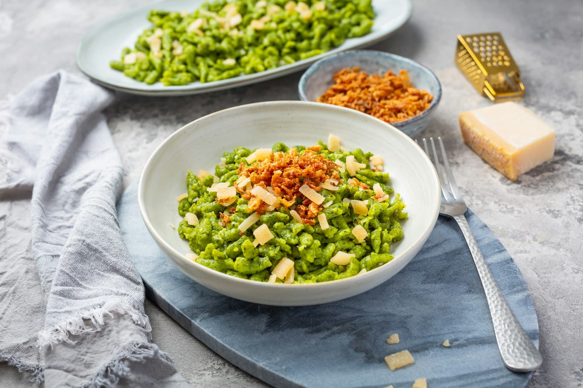 Spaetzle di spinaci con parmigiano e cipolle arrostite