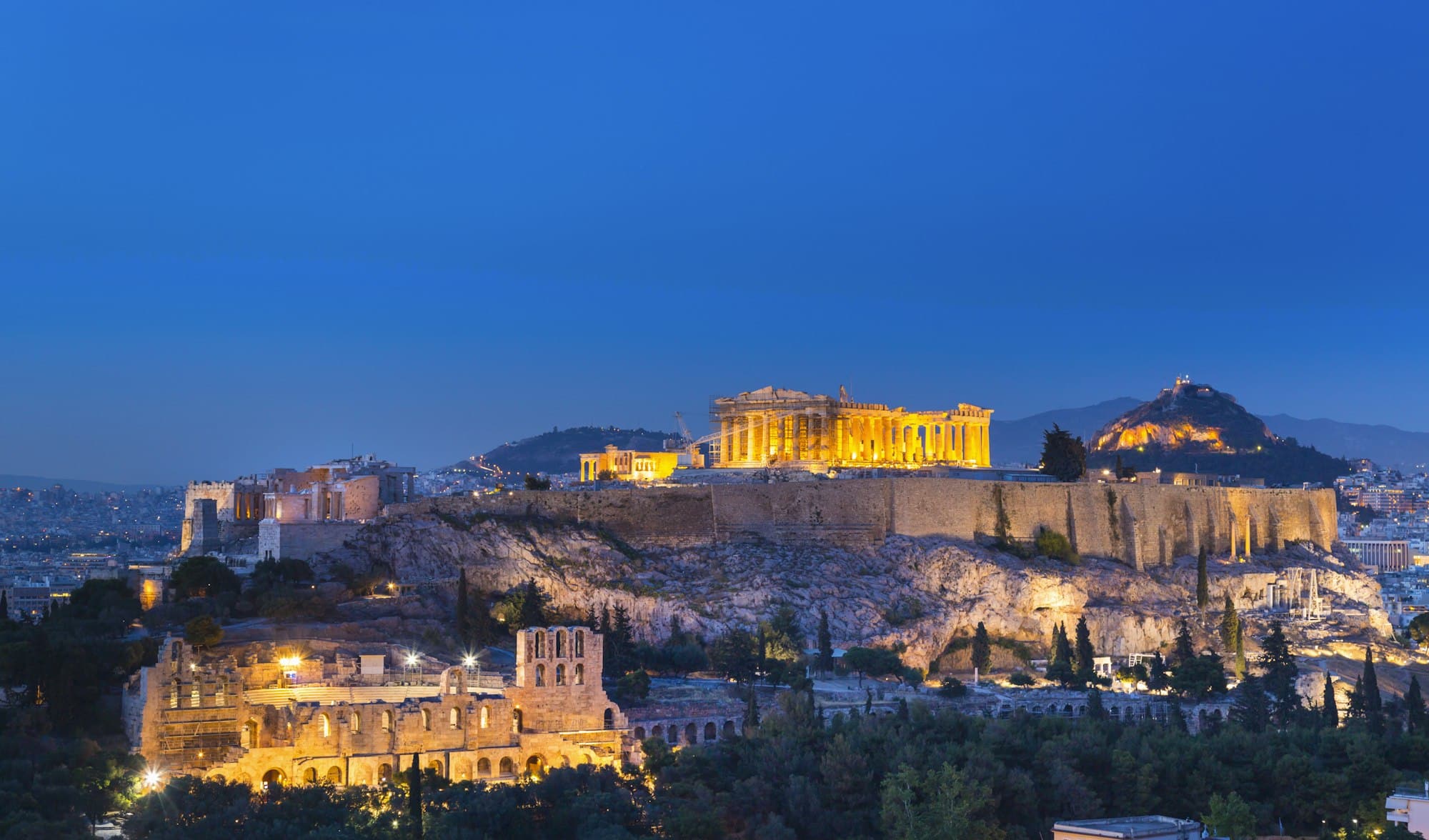 Acropoli di Atene illuminata di notte