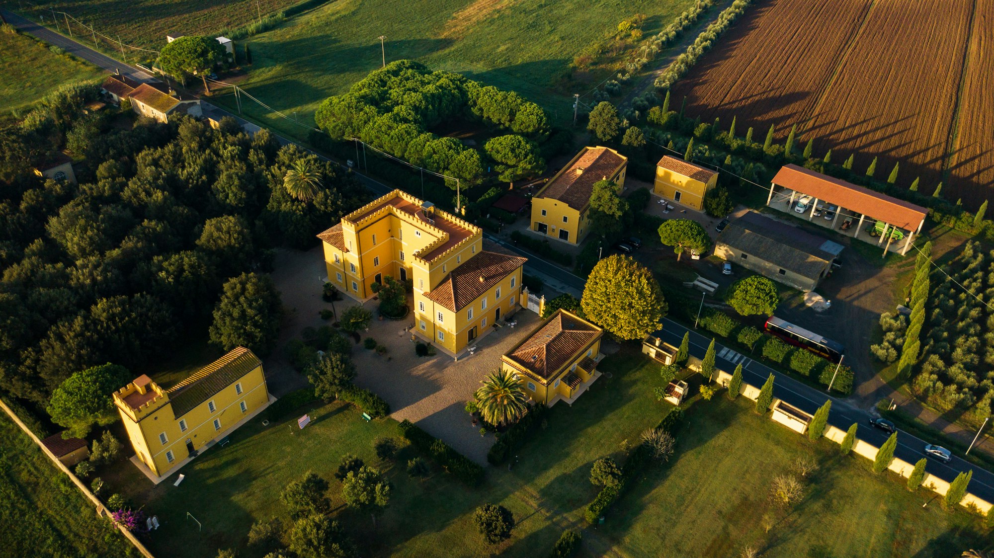 Vista dall'alto di una vecchia villa gialla nella regione toscana.Italia