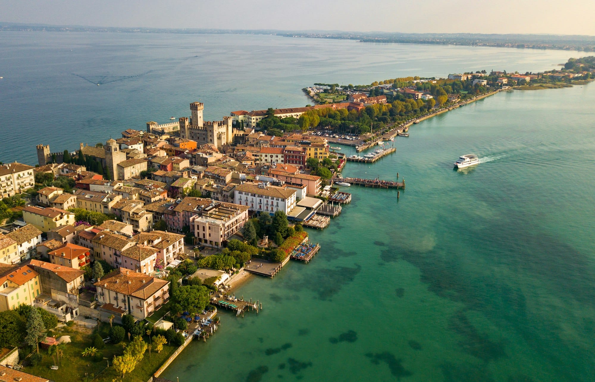 Vista di Sirmione e del suo castello