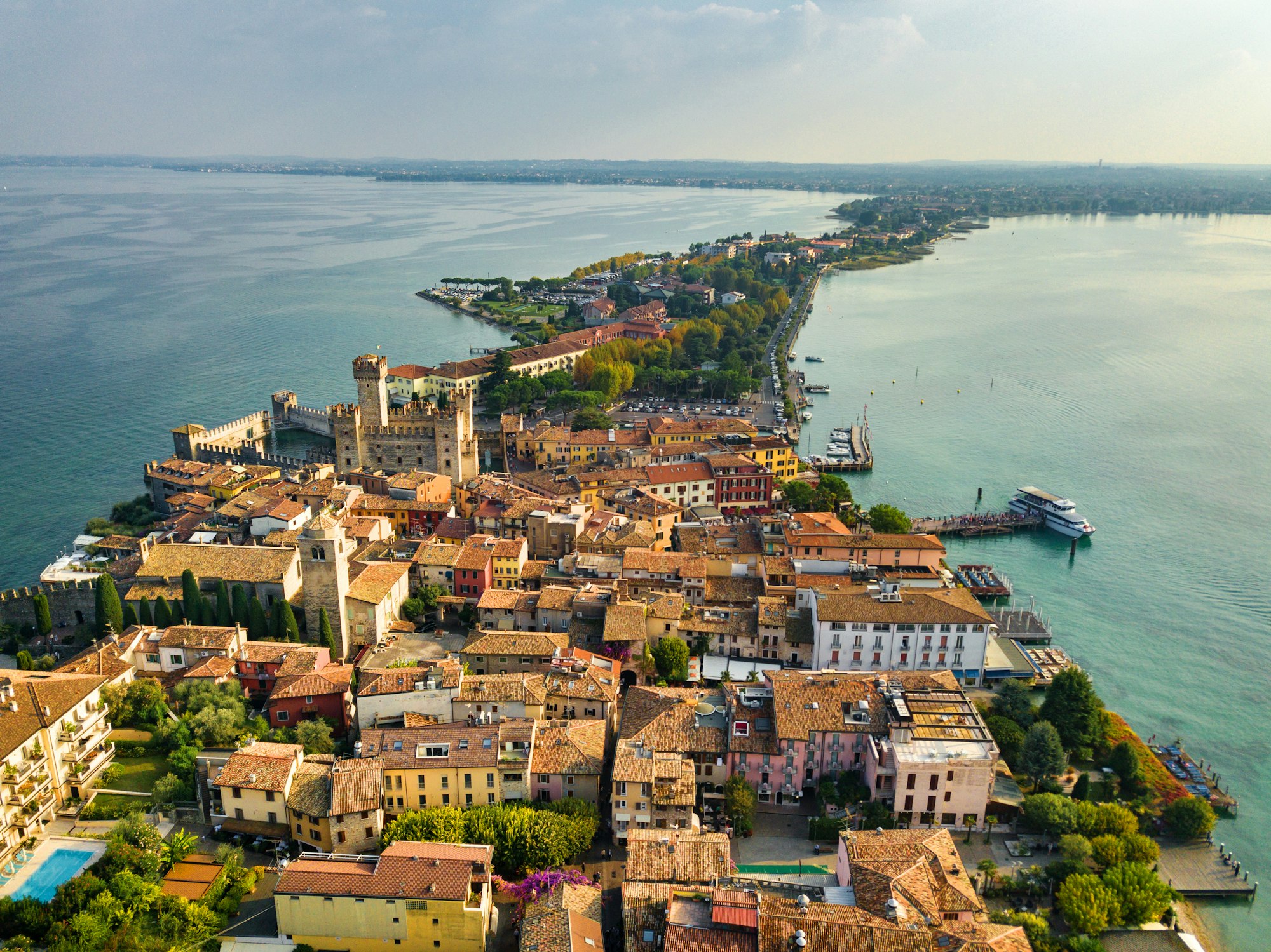 Vista aerea di Sirmione sul lago di Garda