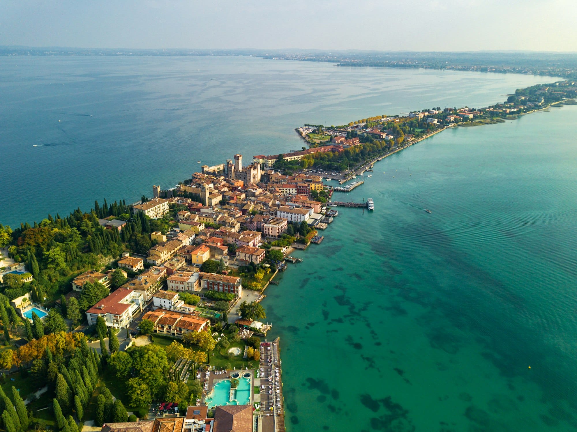 Vista dall'alto del Castello Scaligera e di Sirmione sul Lago di Garda.Italia.Toscana