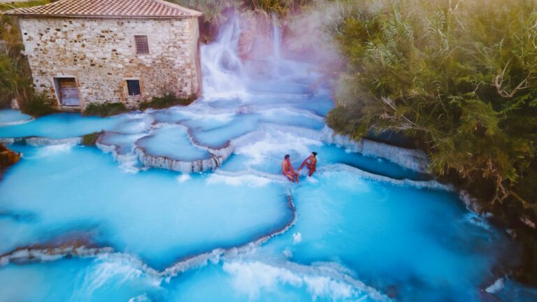 Toscana Italia, balneario natural con cascadas y aguas termales en Sa