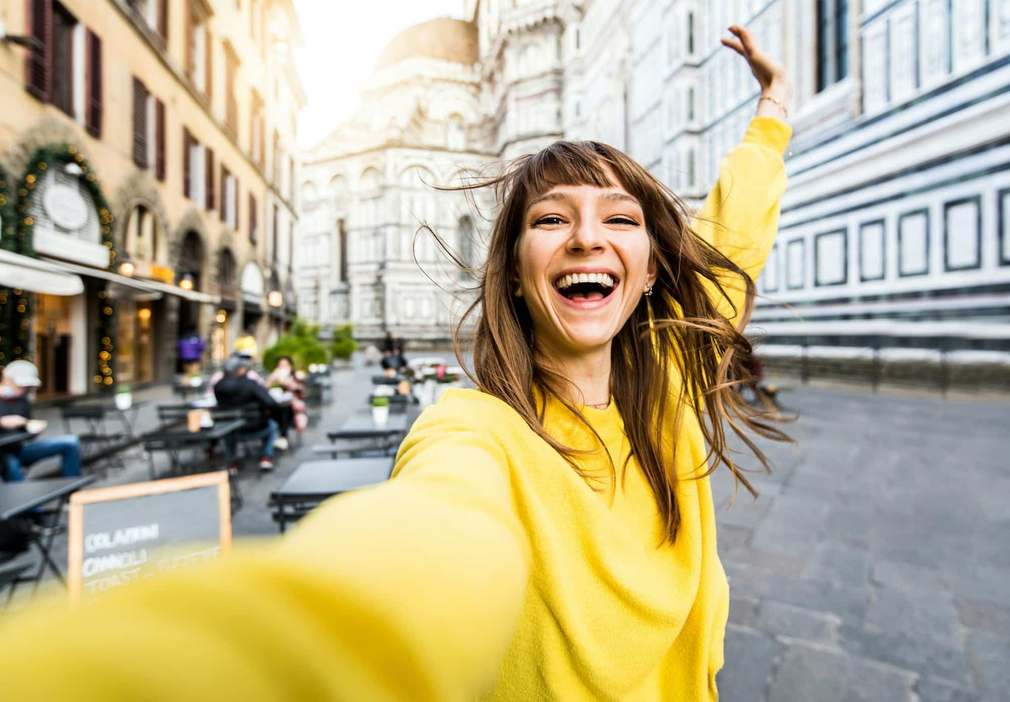 Femmina turistica che visita la cattedrale di Firenze, Italia