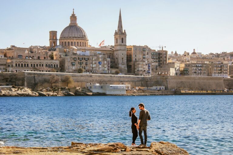 Valletta Malta Stadt Skyline, buntes Haus Balkon Malta Valletta, junges Paar im Urlaub in