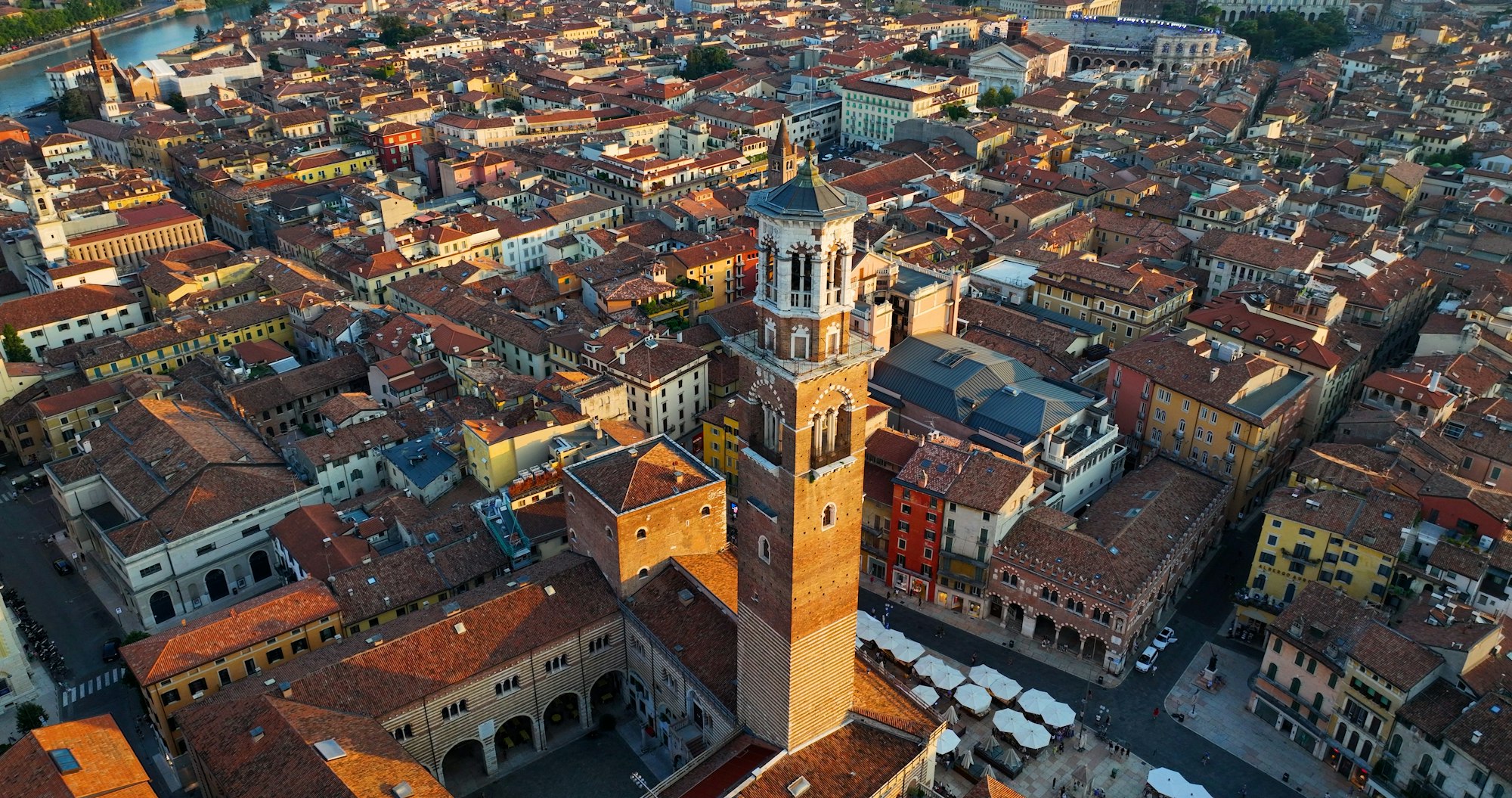 Skyline della città di Verona, veduta aerea di Piazza delle Erbe, Torre dei Lamberti, Italia