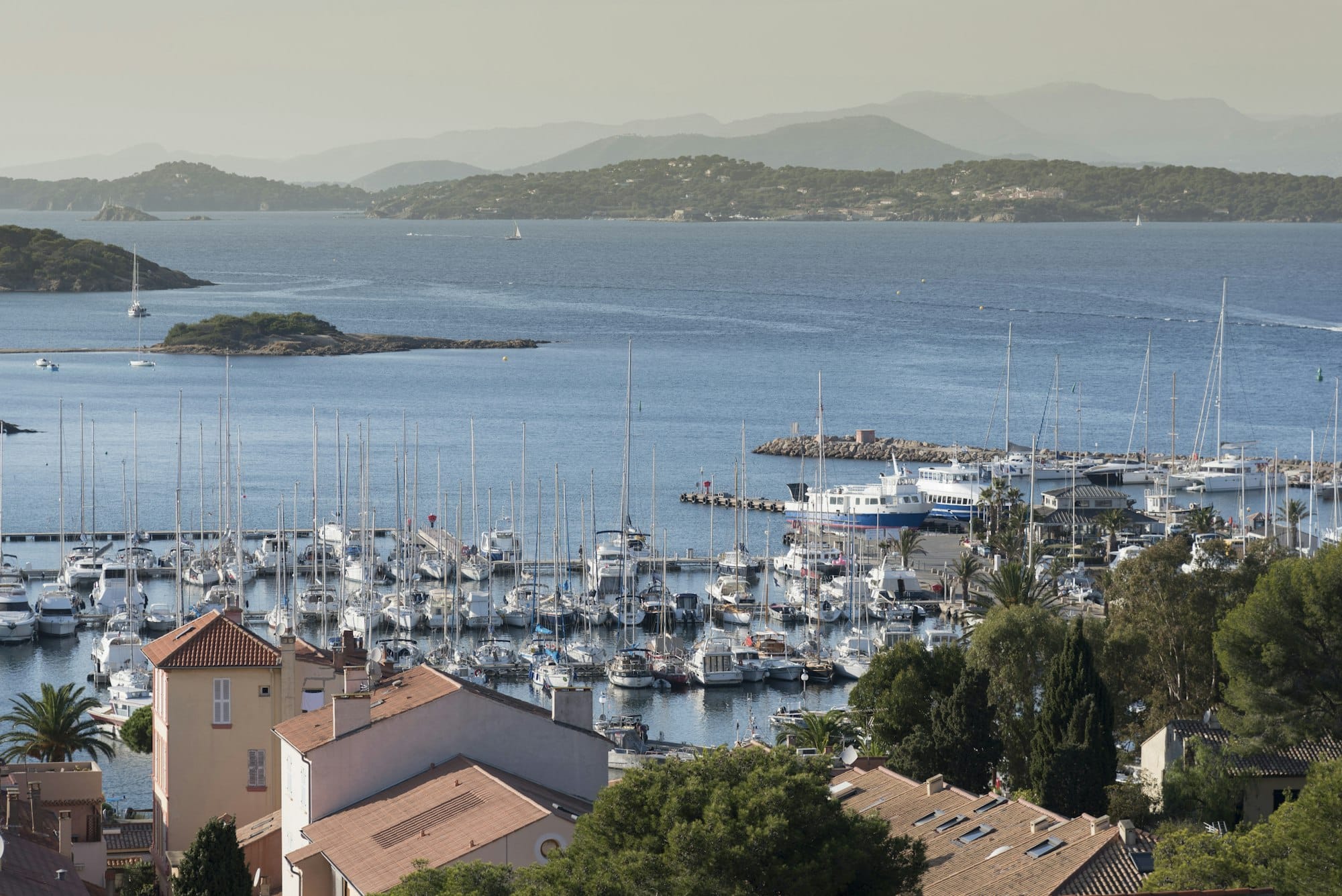 Vista dei tetti e della marina, Porquerolles, Provenza-Alpi-Costa Azzurra