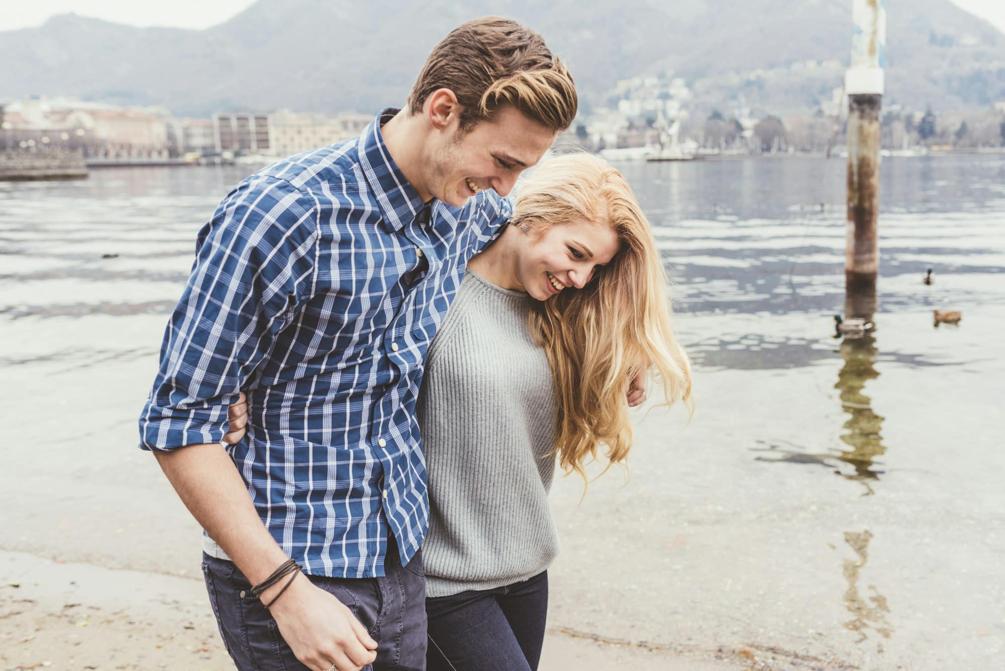 Coppia che passeggia sul lago di Como