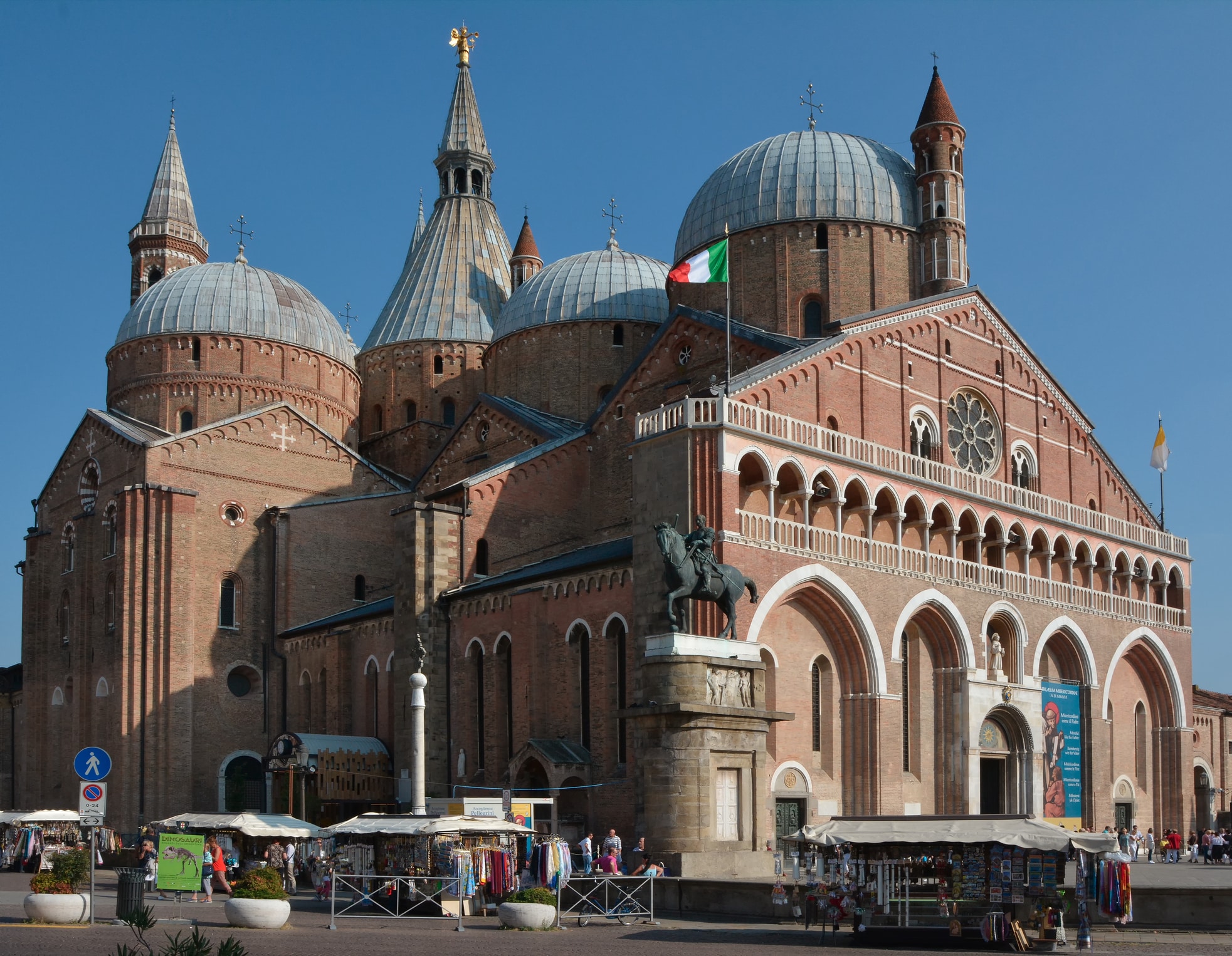 Basilica di Sant'Antonio a Padova, giorno sereno.