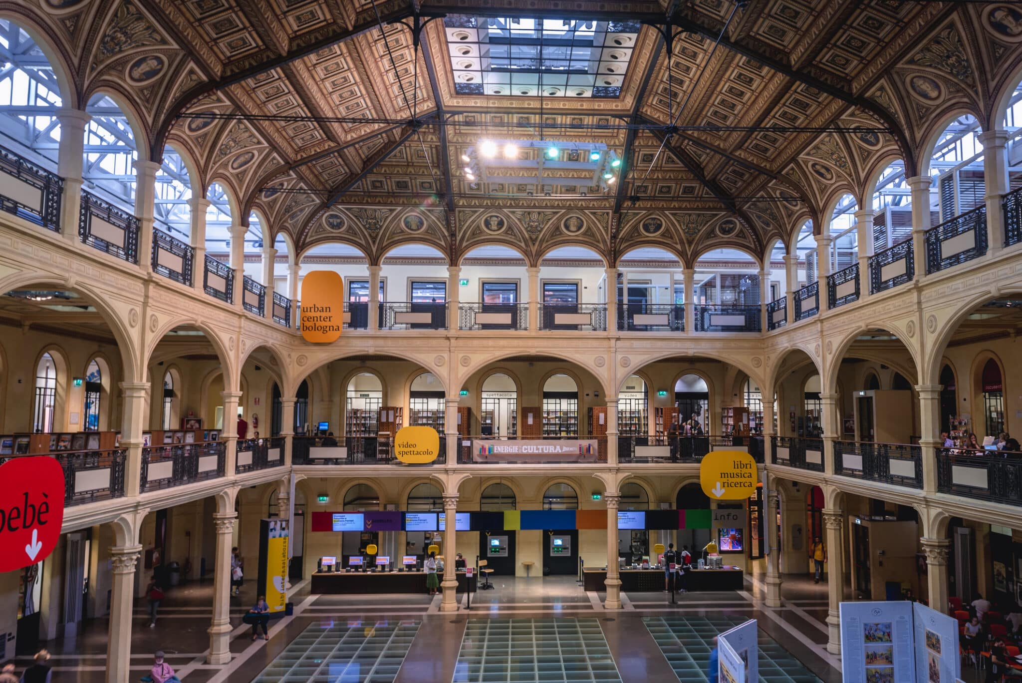 Les intérieurs élégants de la Galleria di Bologna.