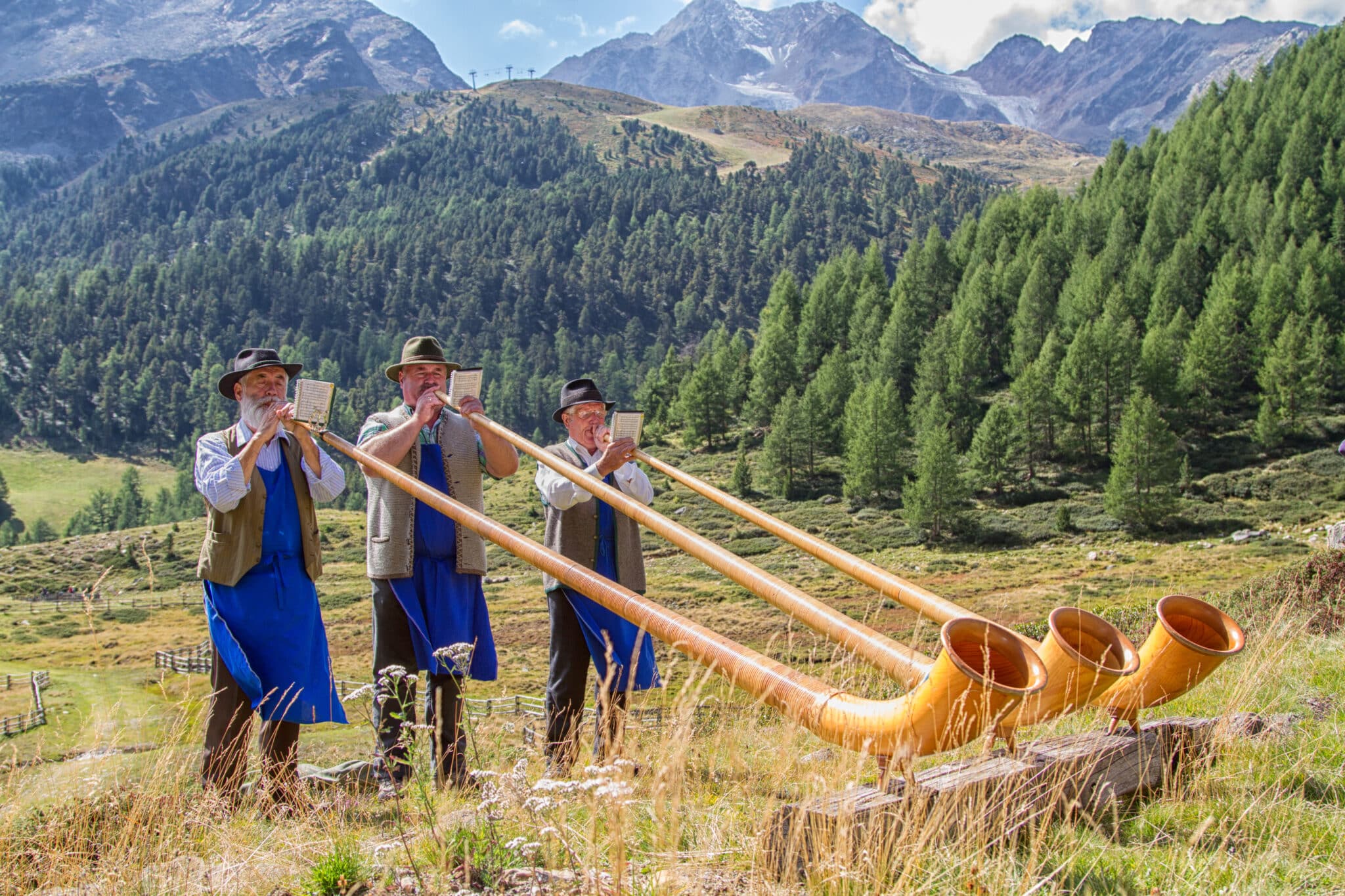 Suonatori di corno alpino in montagna.