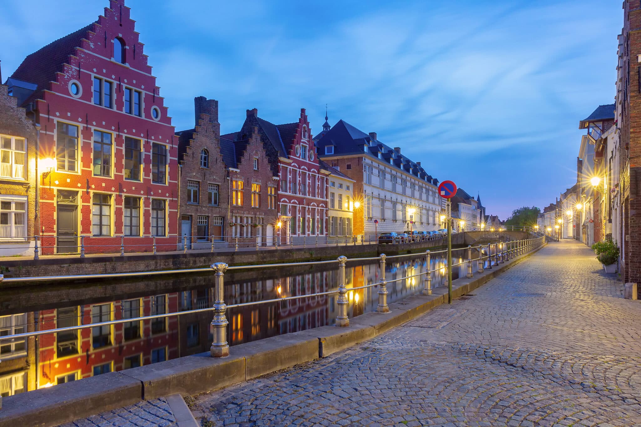 Coucher de soleil sur le canal d'une ville historique européenne.