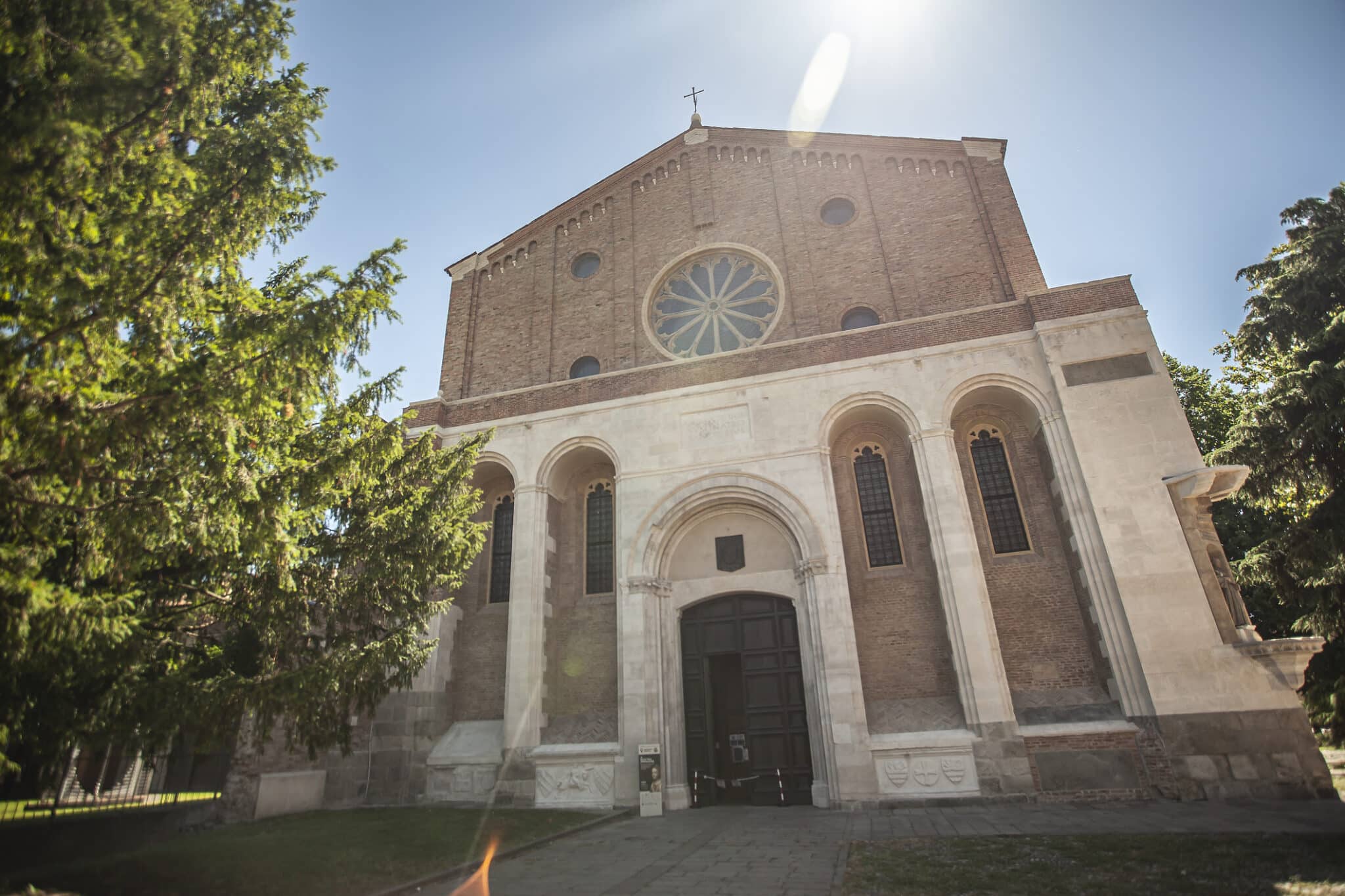 Facciata di chiesa storica con rosone.