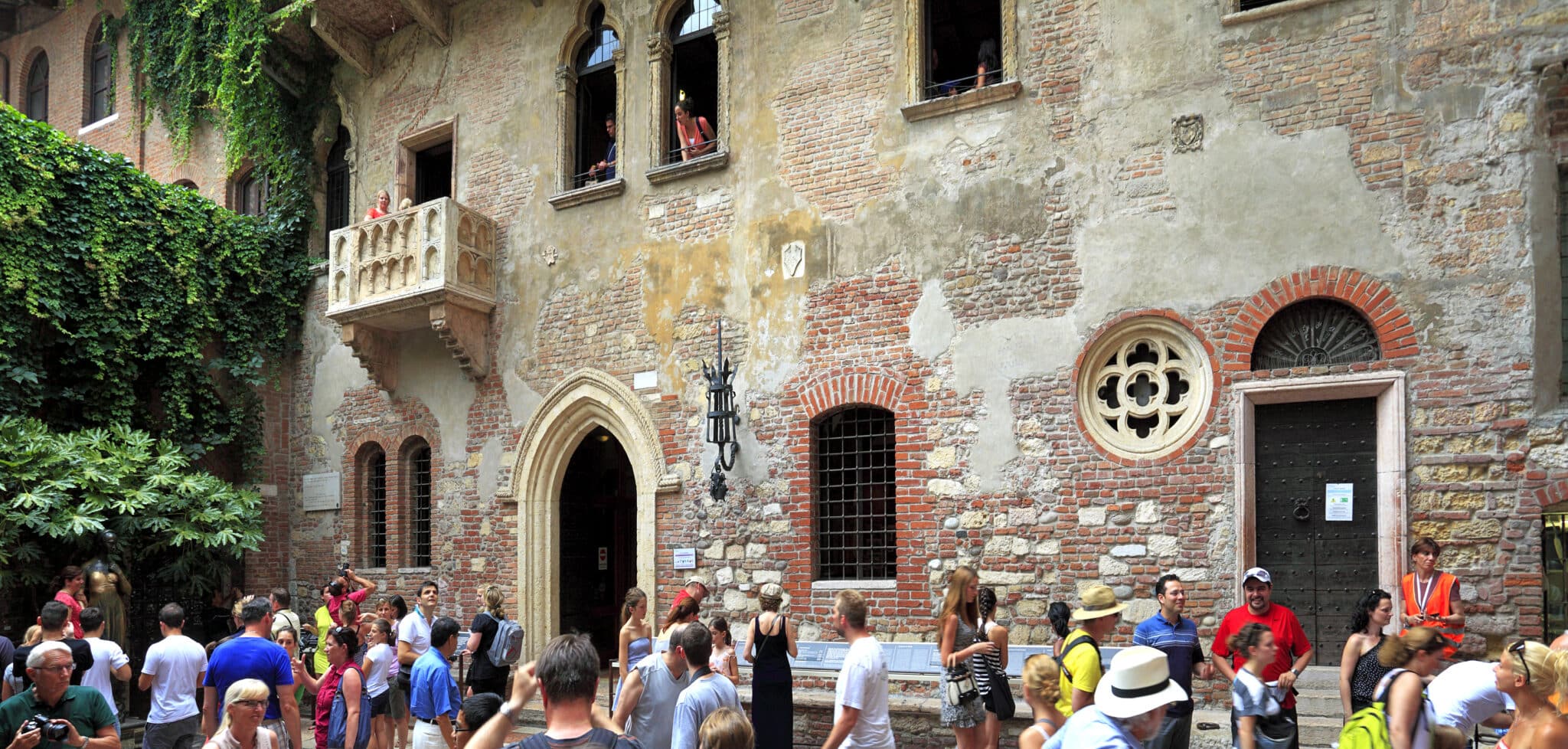 Casa di Giulietta a Verona con turisti.