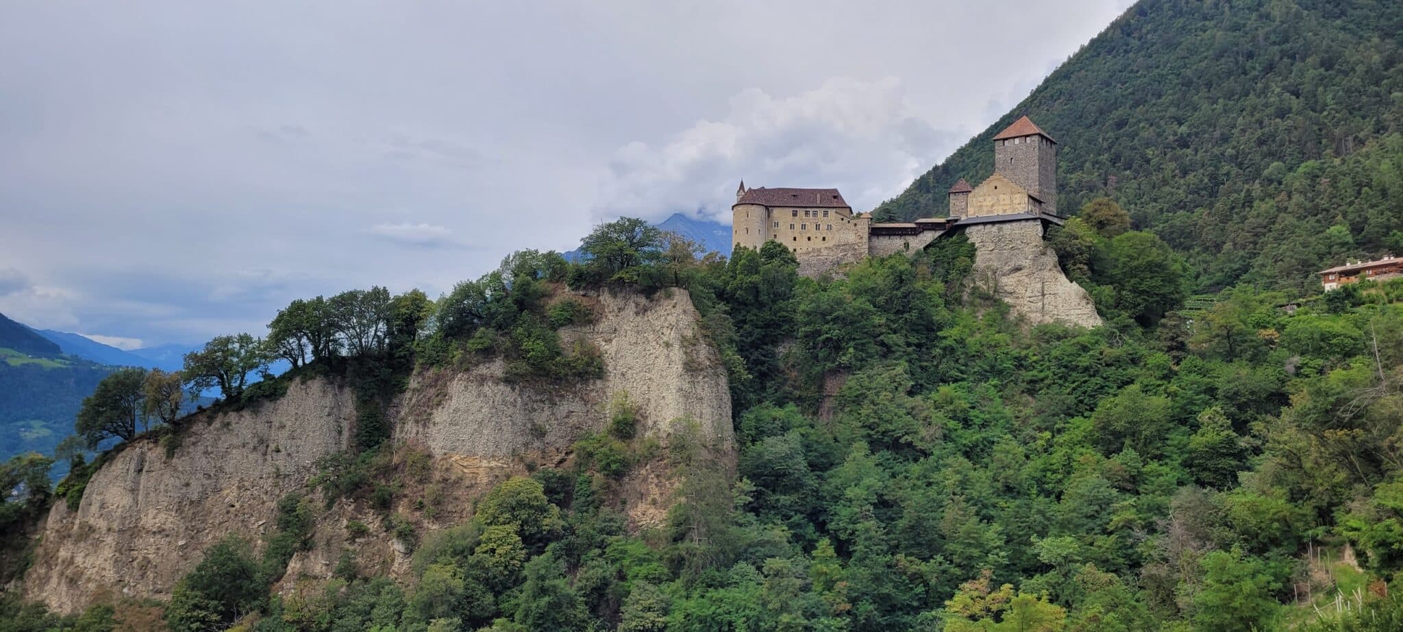 Castello medievale su promontorio roccioso.