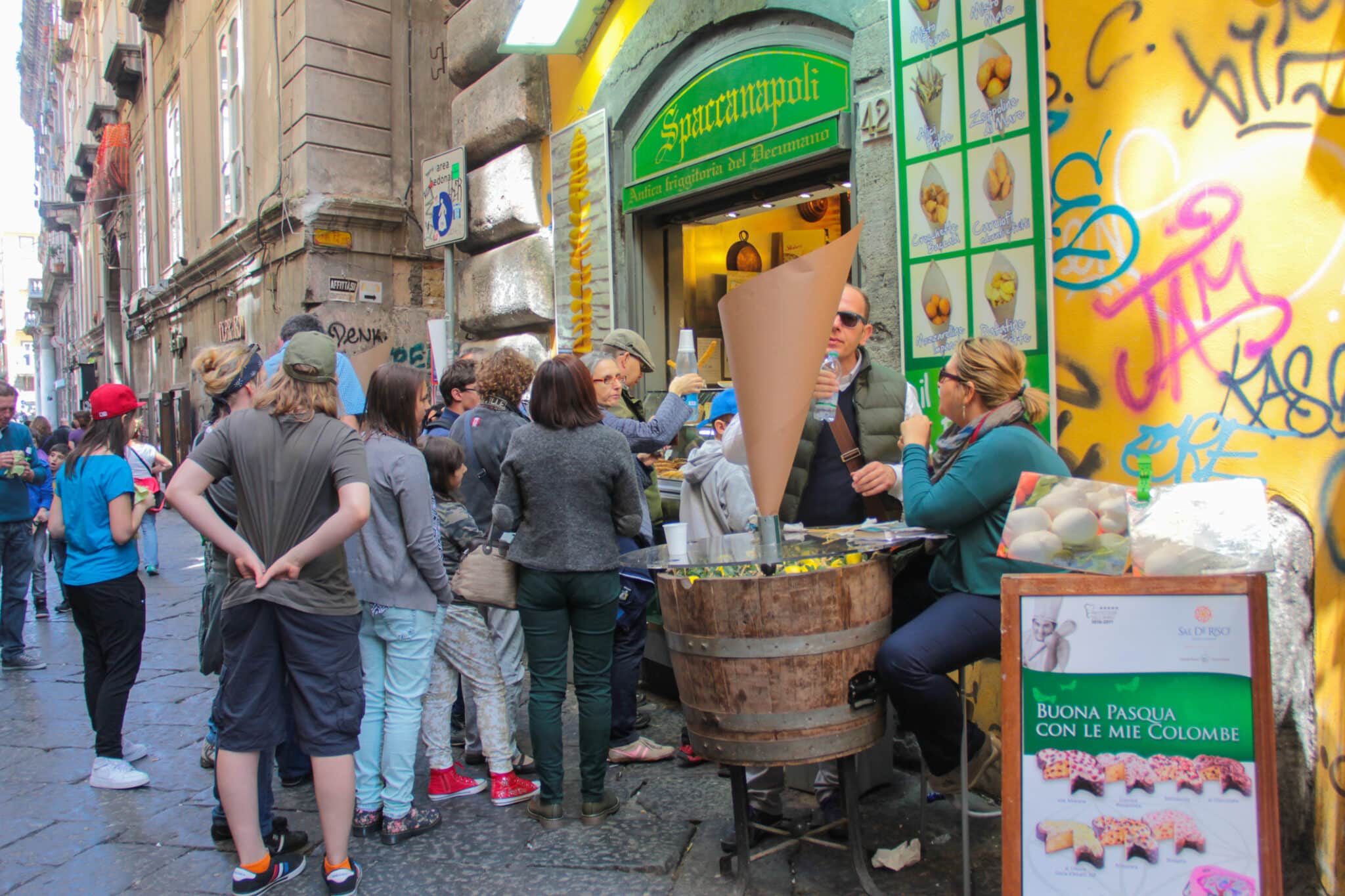 Folla di turisti in una via di Napoli.