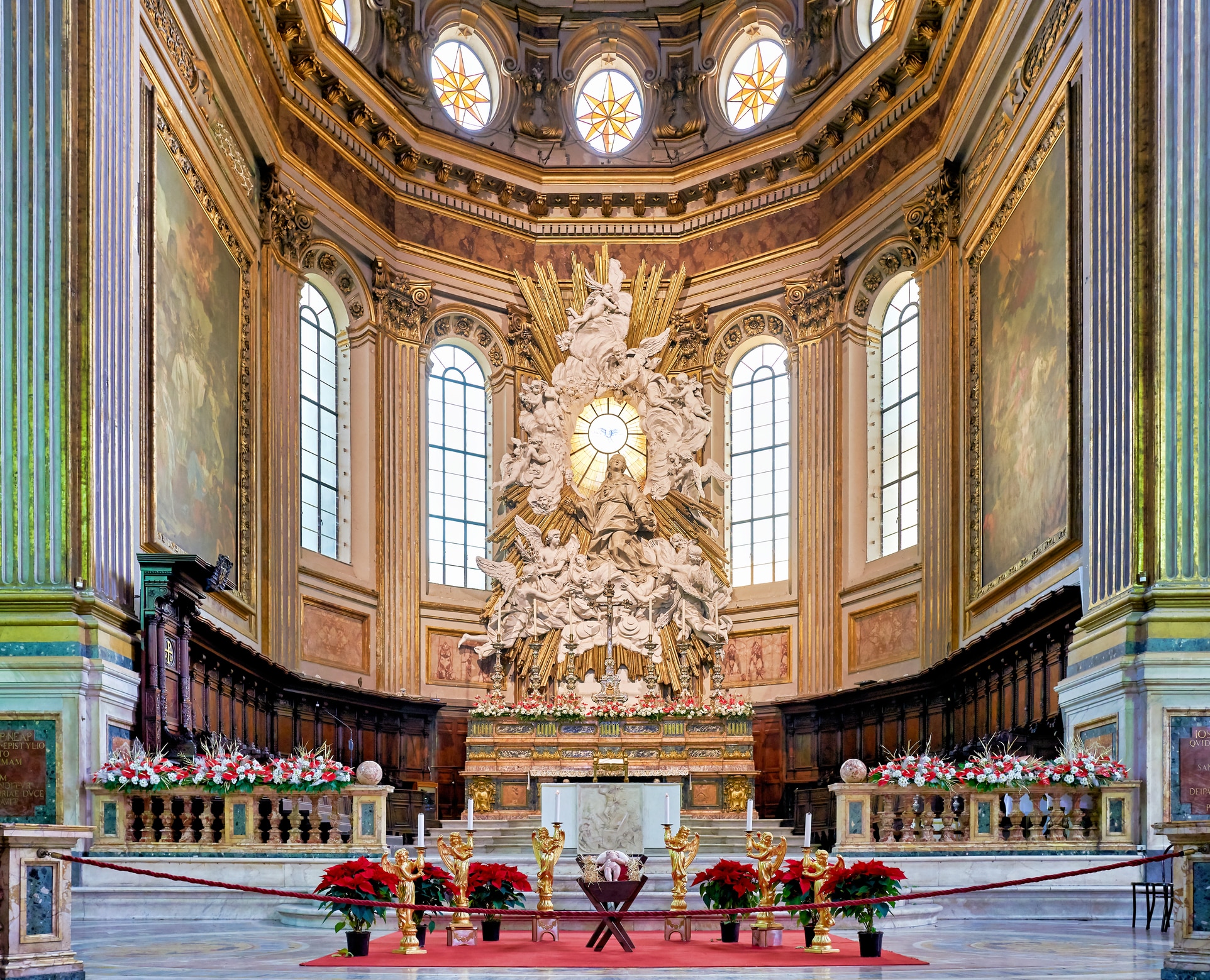 Intérieur d'église baroque avec autel et décorations.