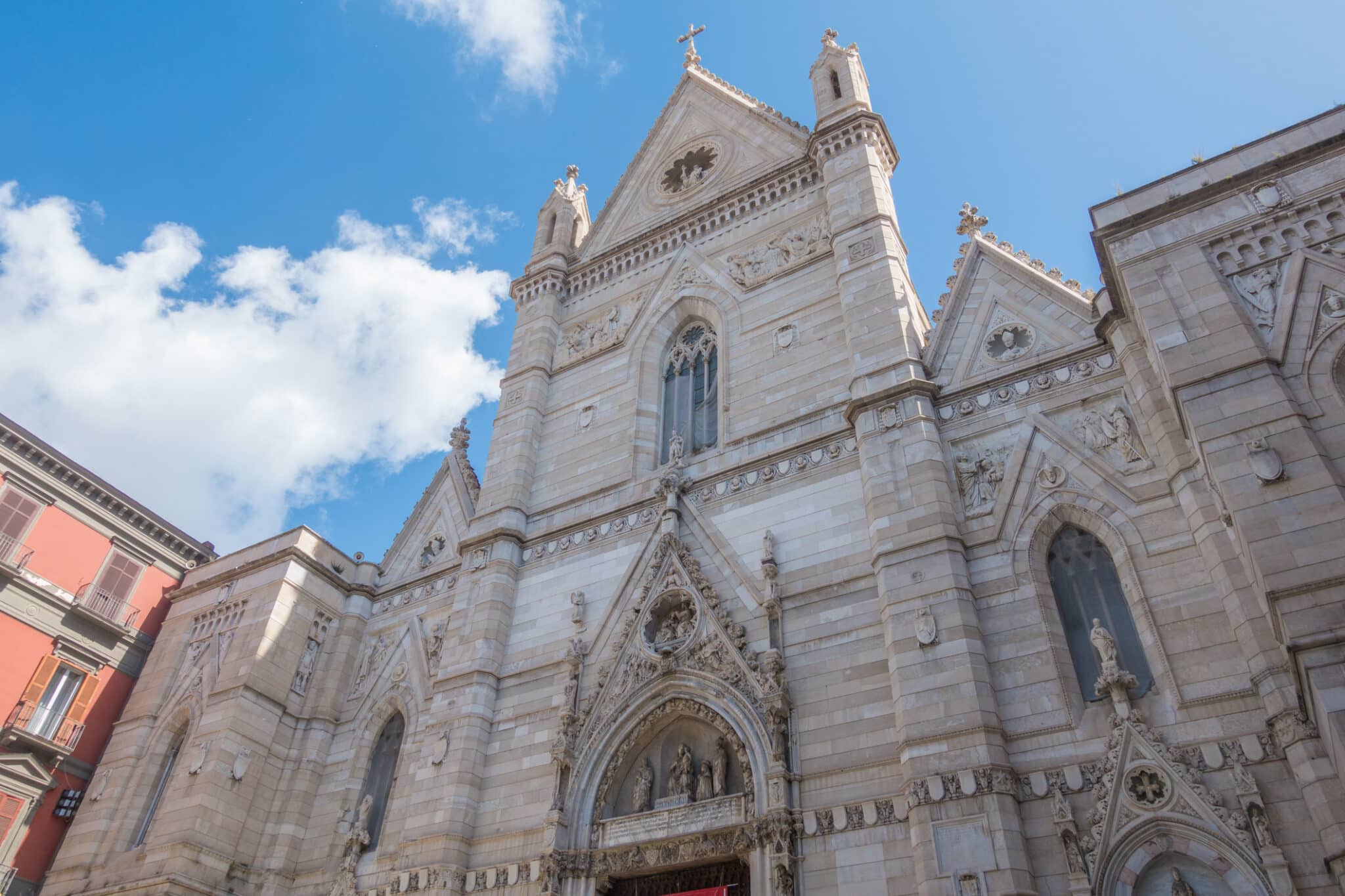 Façade néogothique d'une cathédrale en Italie.