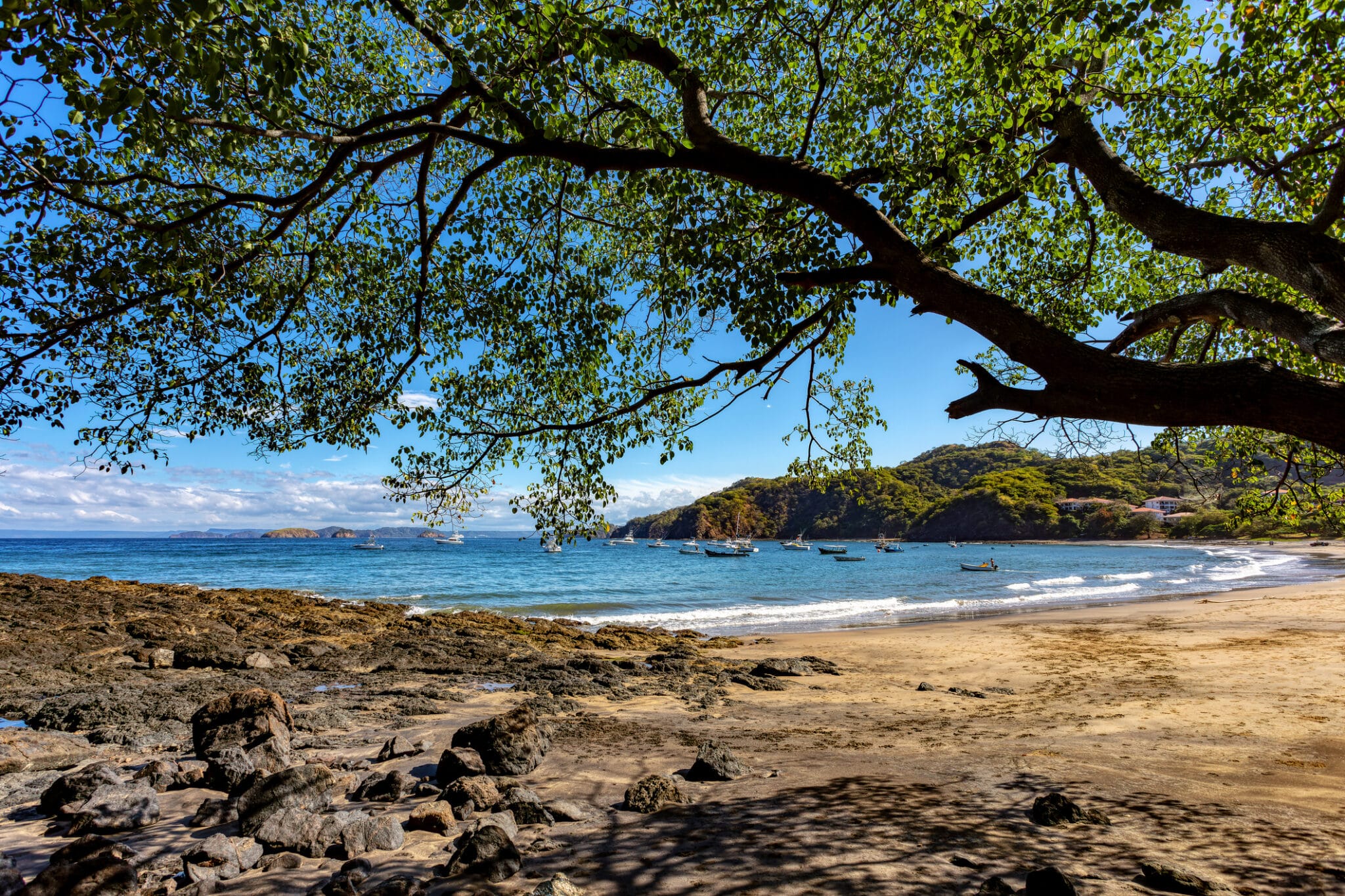 Giocare sulle onde oceaniche ocotiche e pacifiche sulla rocky shore el coco costa rica.