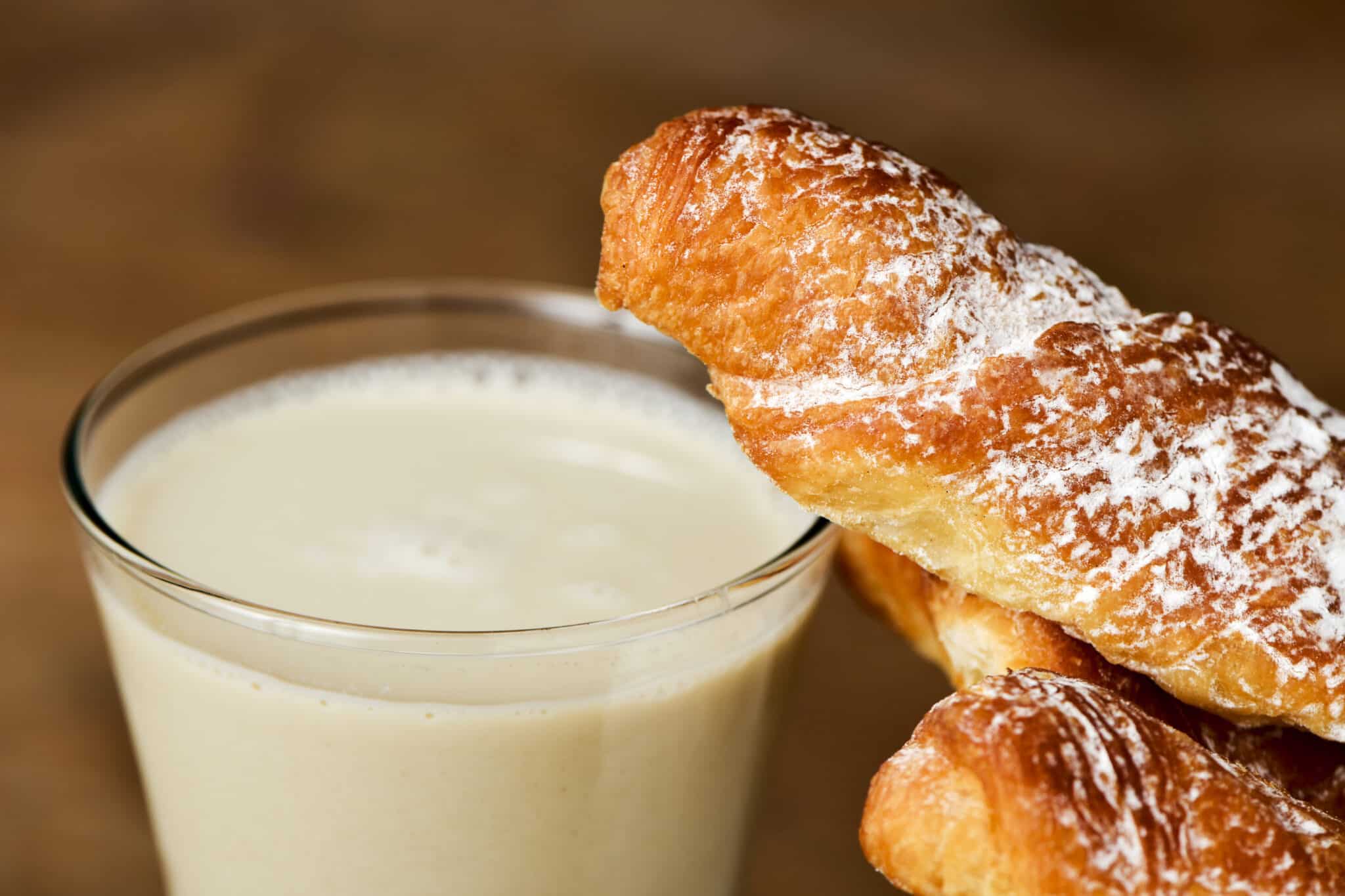 Colazione con cornetto e latte.