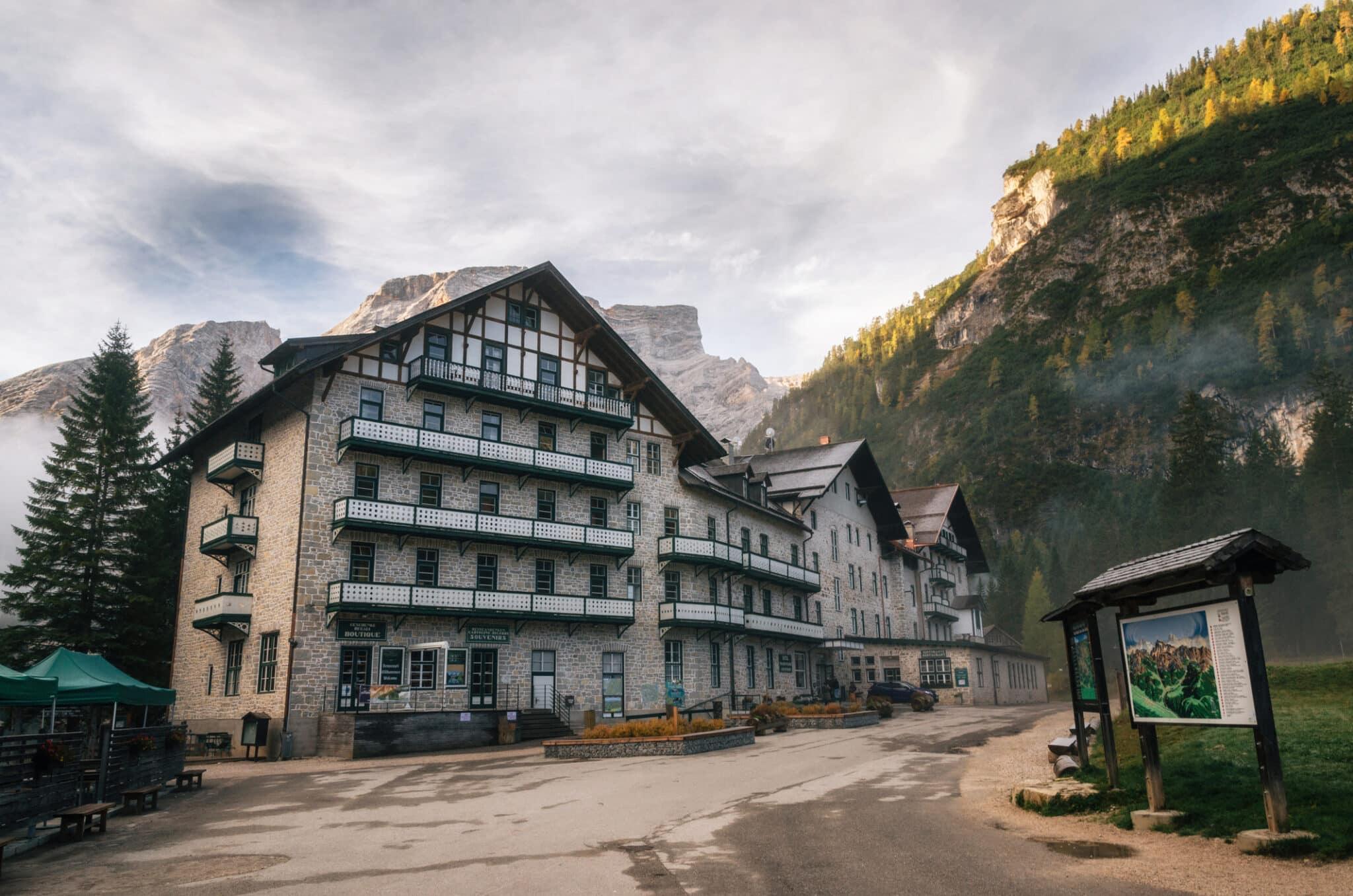 Hotel di montagna al tramonto con vegetazione autunnale.