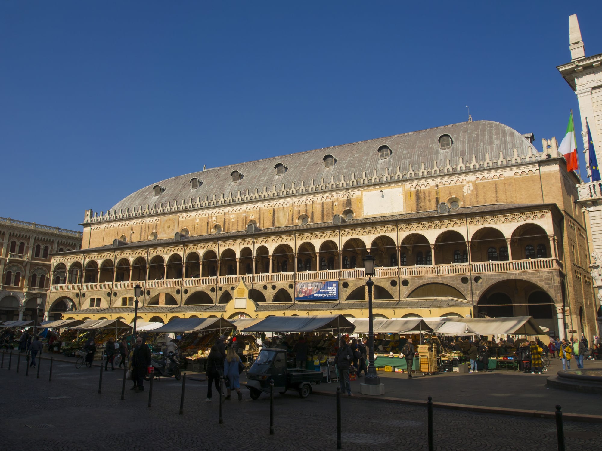 Arena di Verona con mercato in primo piano.