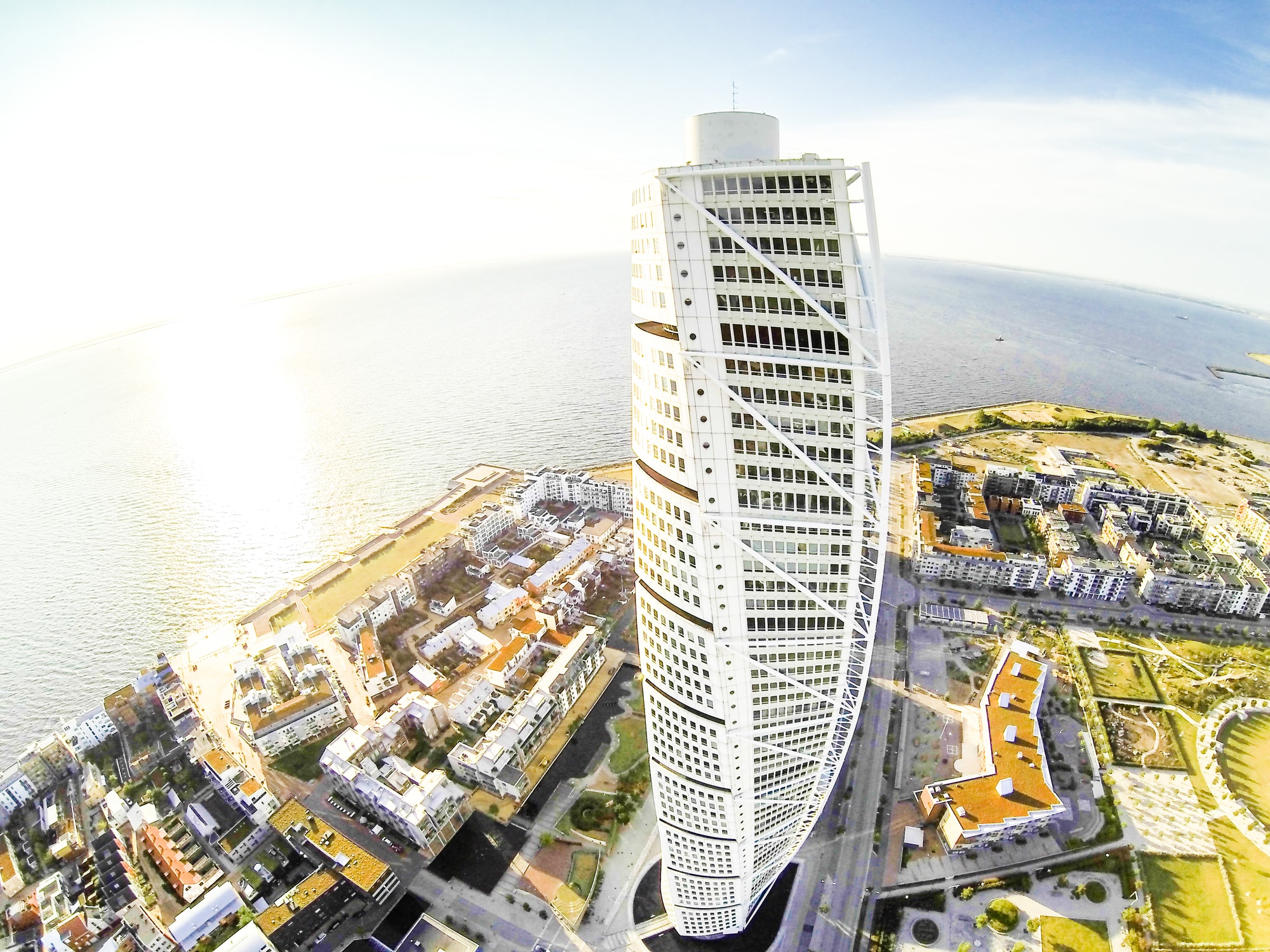 Grattacielo moderno sul lungomare al tramonto.