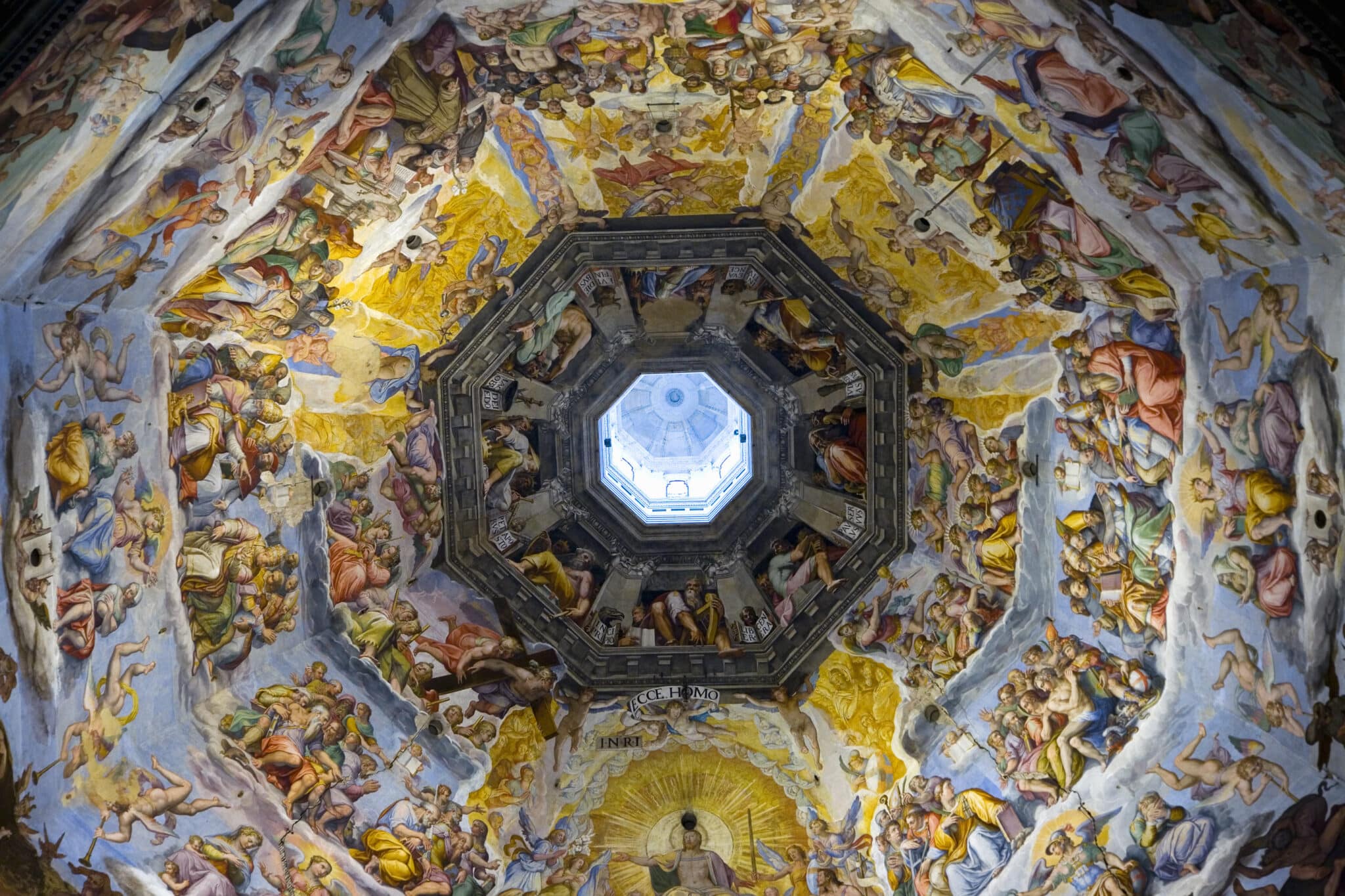 Affresco cupola cattedrale con aperture luminose.