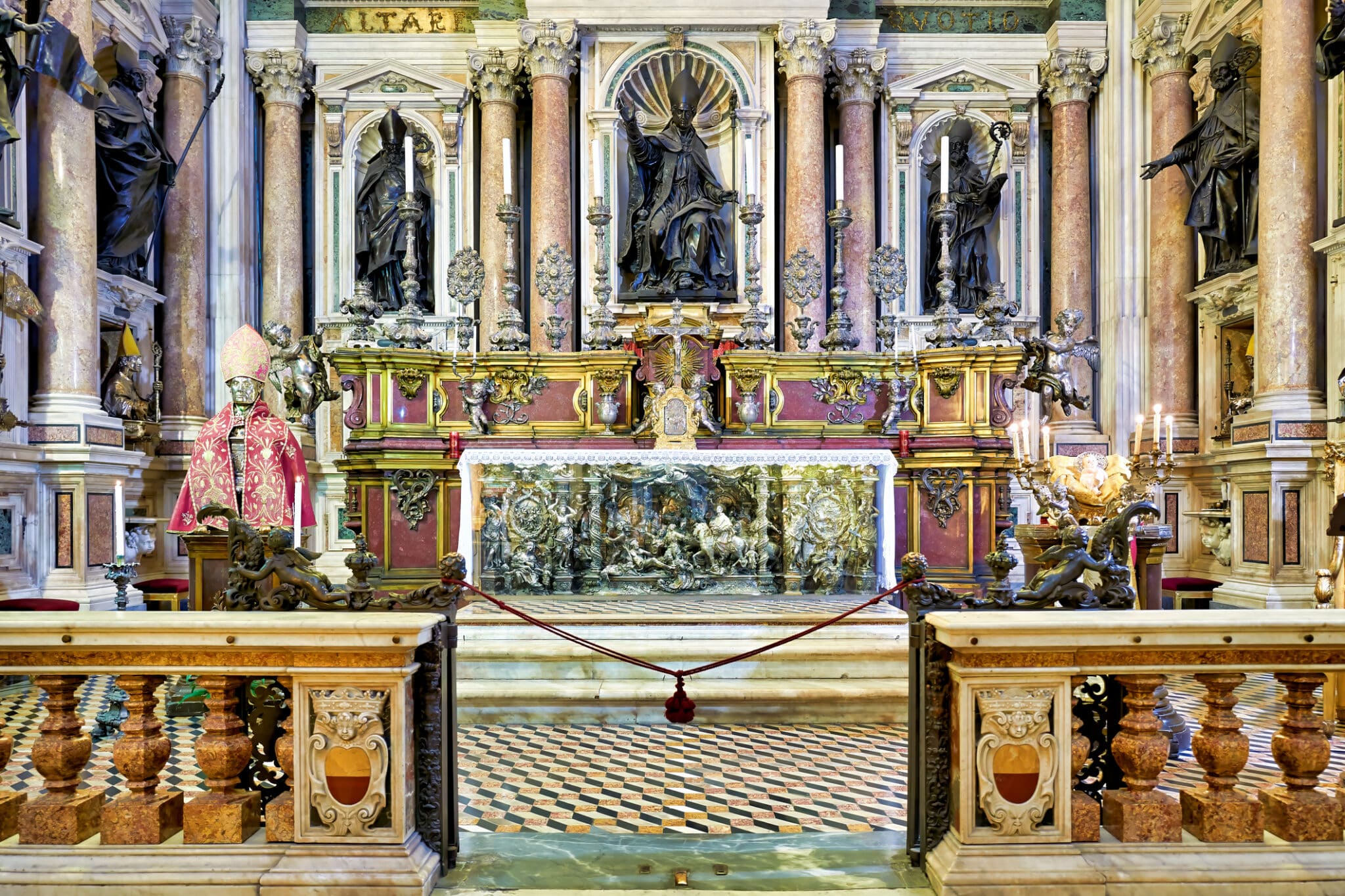 Intérieur baroque d'une église italienne.