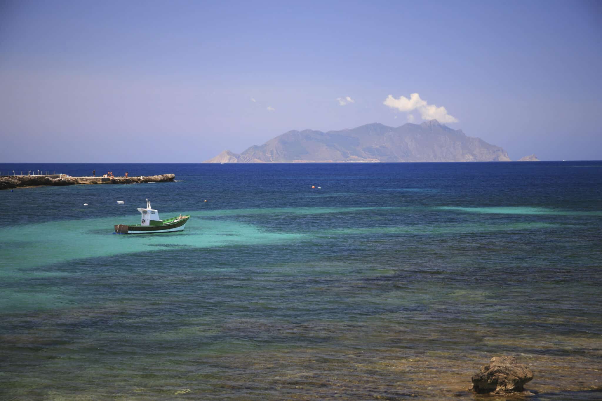 Barca sul mare azzurro, panorama insulare.