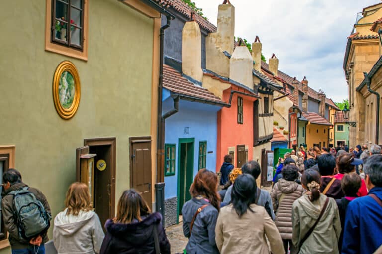 La Via d'Oro o Vicolo d'Oro a Praga, Repubblica Ceca. L'antica strada è una delle maggiori attrazioni turistiche della città.