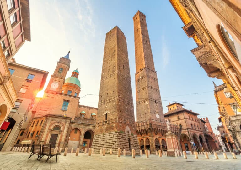 Deux tours à Bologne, Italie, à l'aube.