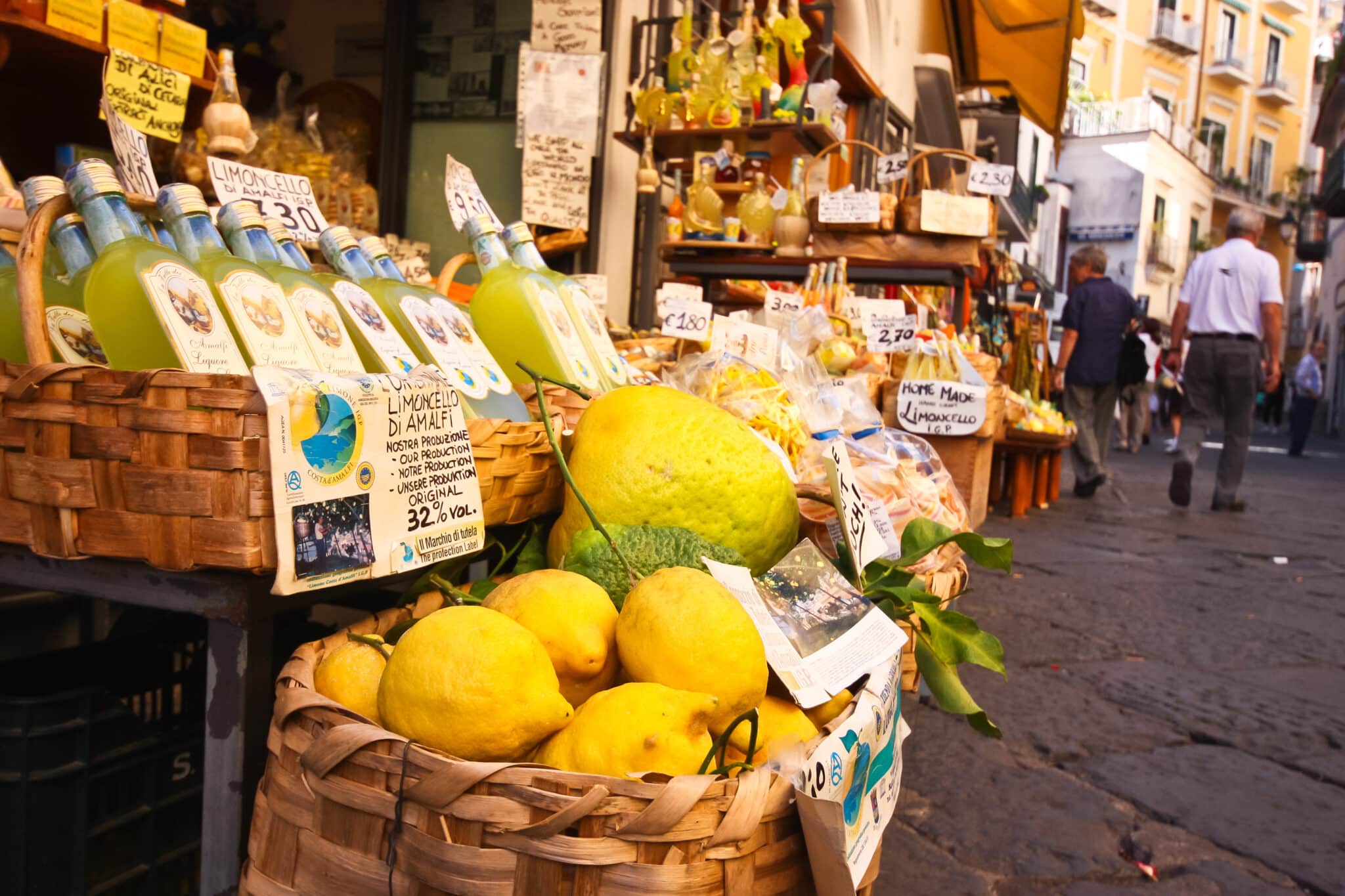 Bancarella di limoncello e limoni in Italia.