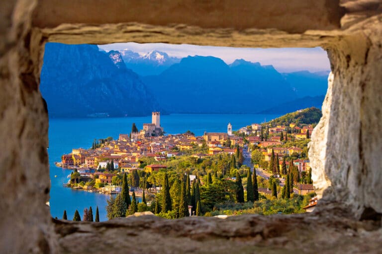 Malcesine e vista aerea di Lago di Garda attraverso la finestra di pietra. Malcesine e vista aerea attraverso la finestra di pietra, regione di Lago di Garda di Veneto dell'Italia