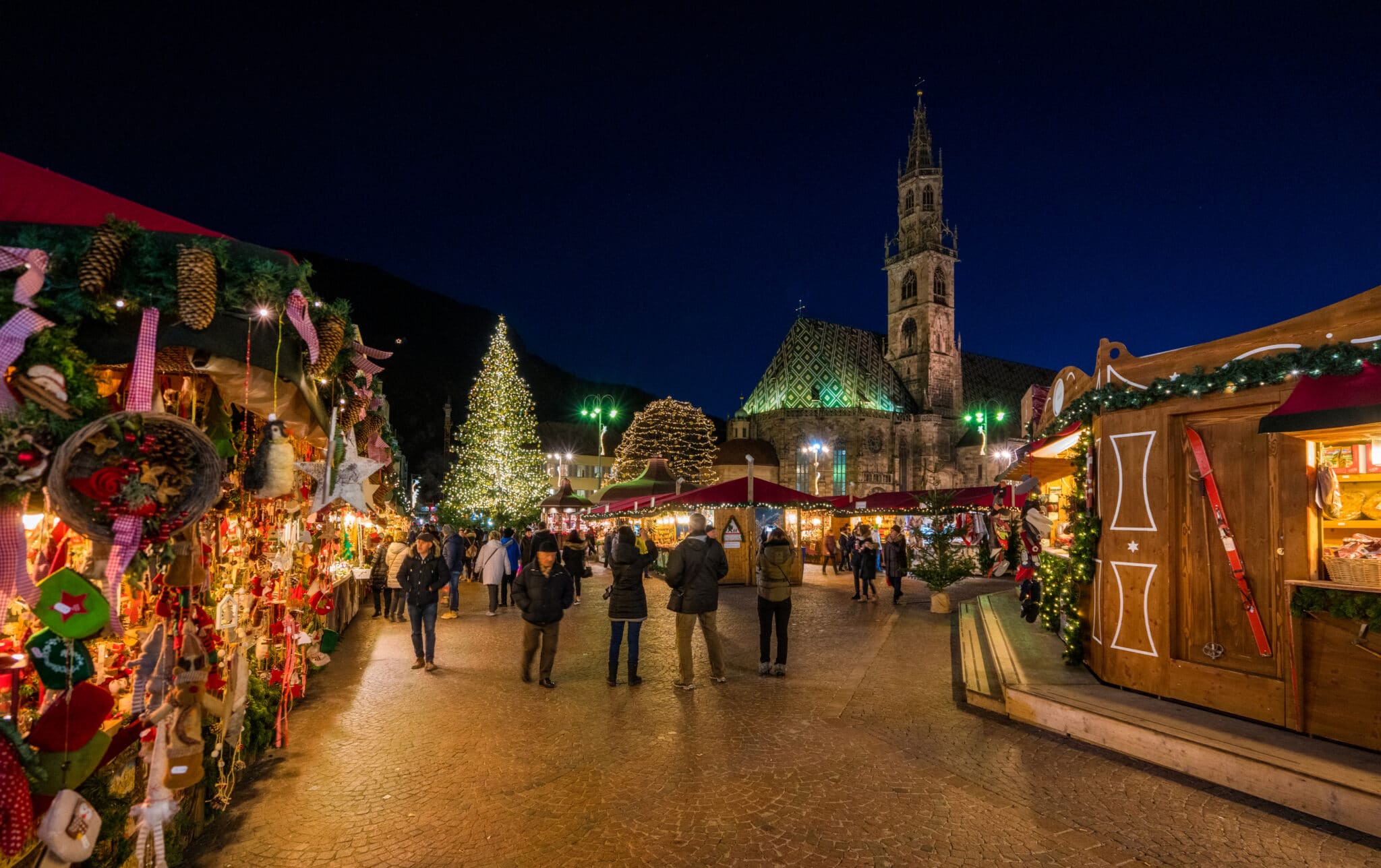 Mercatino di Natale serale in piazza animata