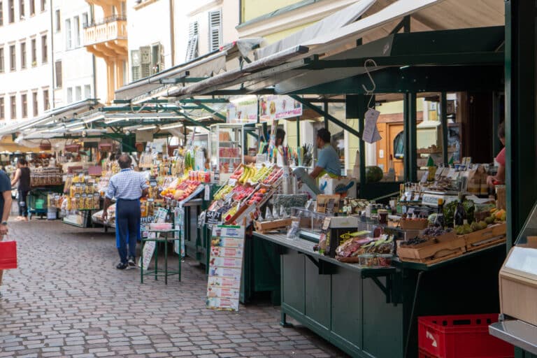 Open-Air-Markt mit Essensständen.