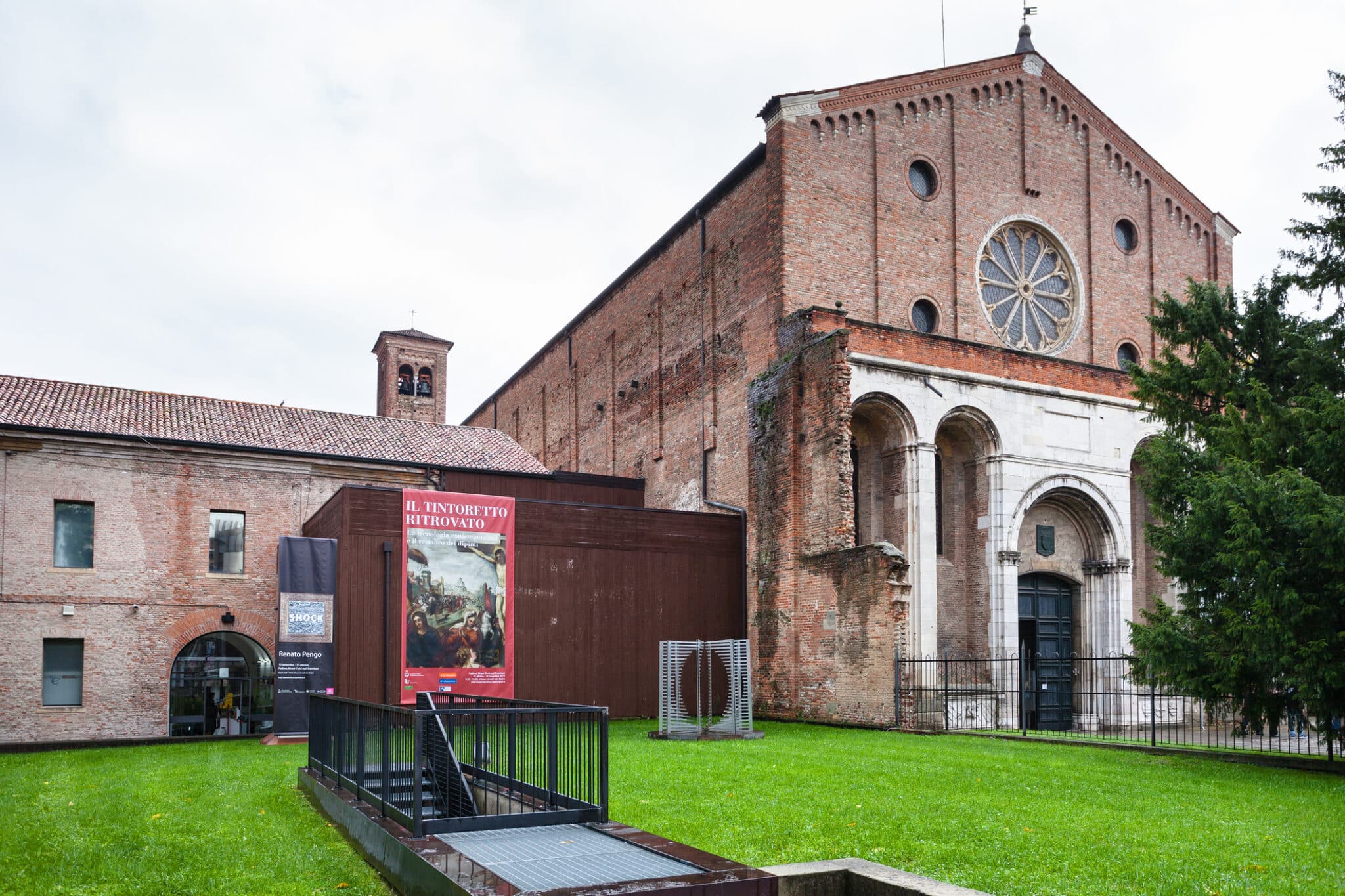 Facciata storica chiesa con esposizione d'arte.