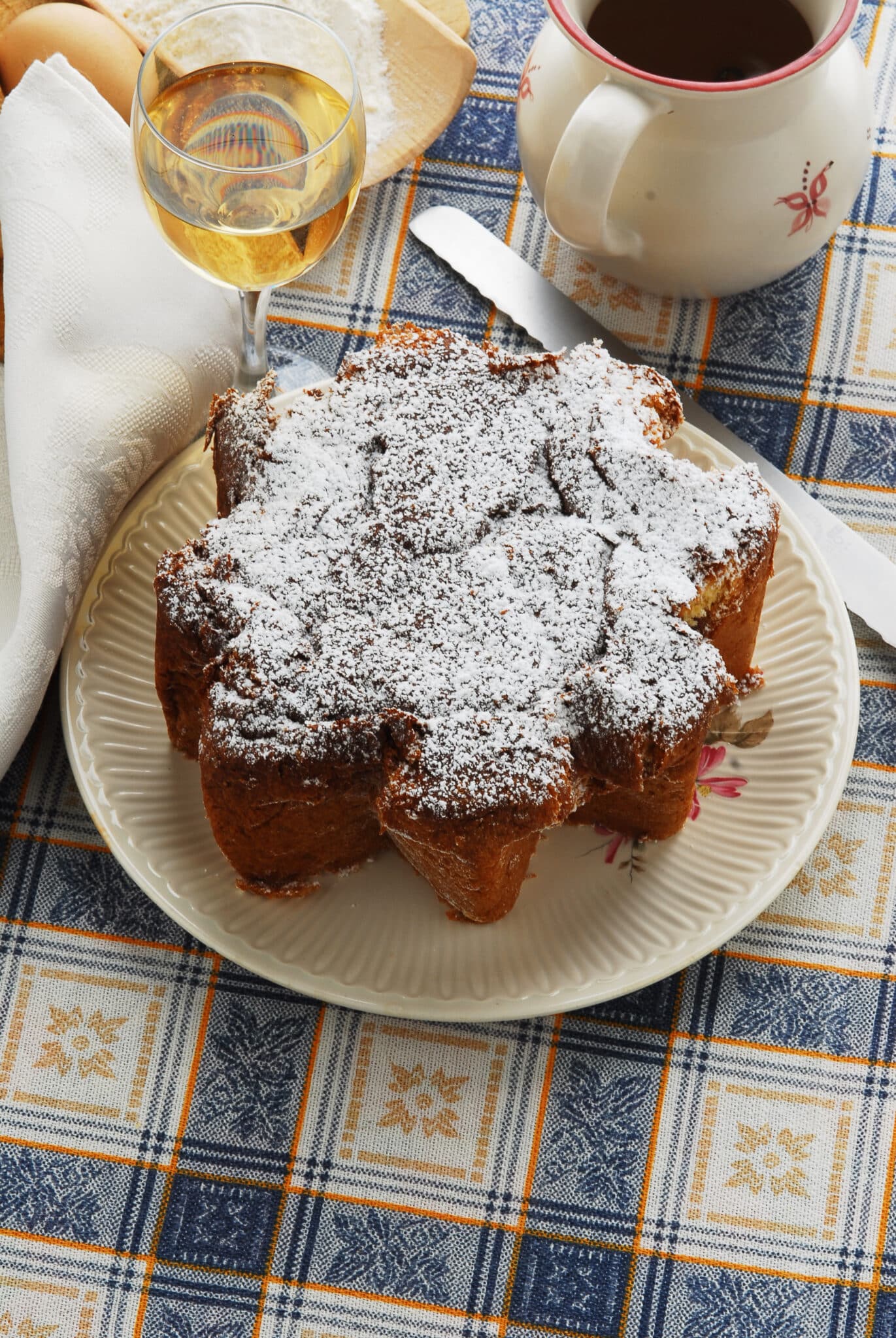 Dolce spolverato zucchero a velo, vino bianco.