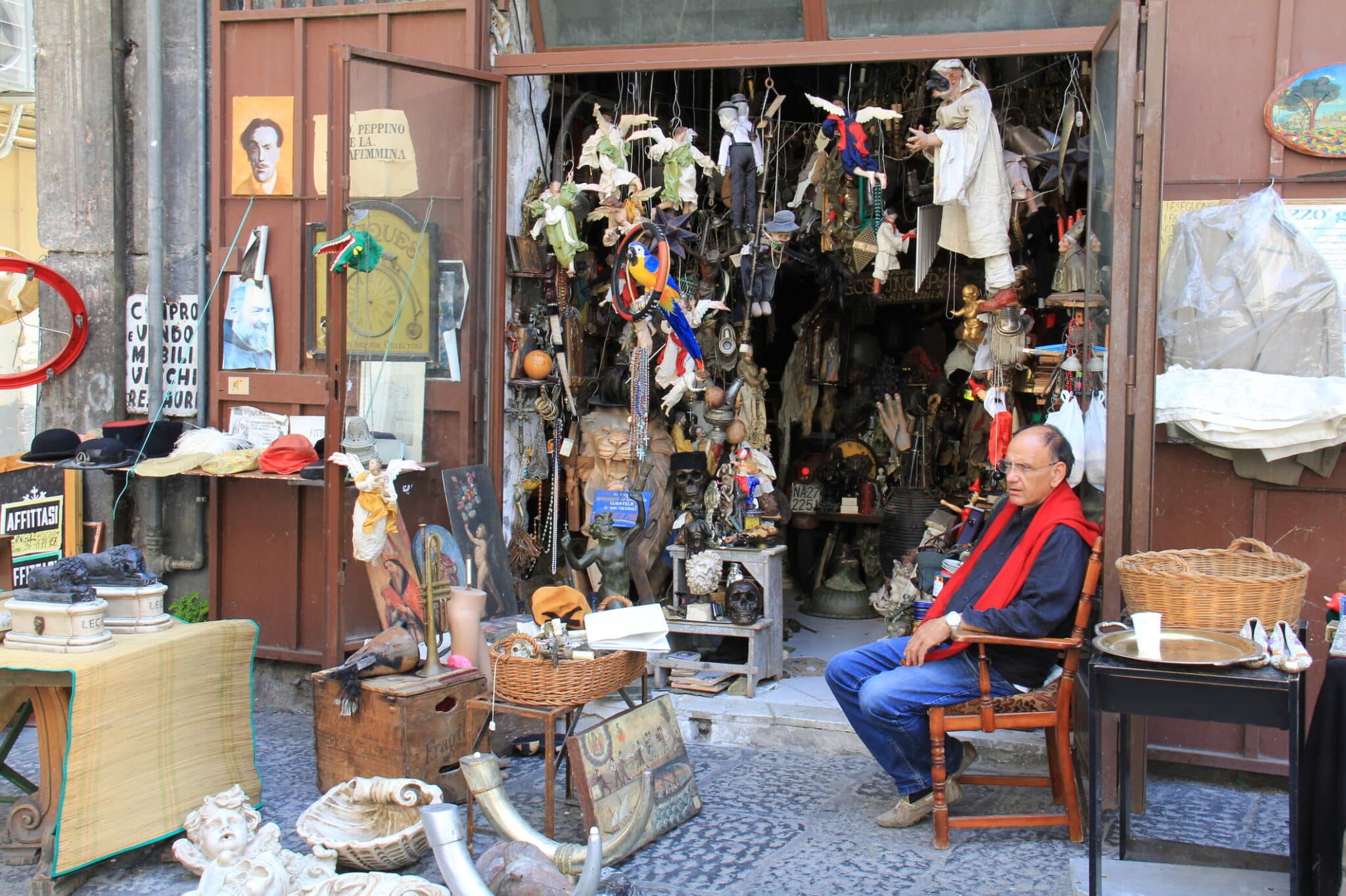 Antiquariato e collezionismo in negozio stravagante.