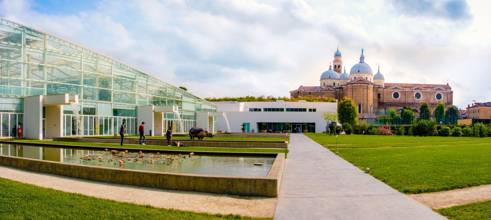 Giardino con serre e basilica in lontananza.