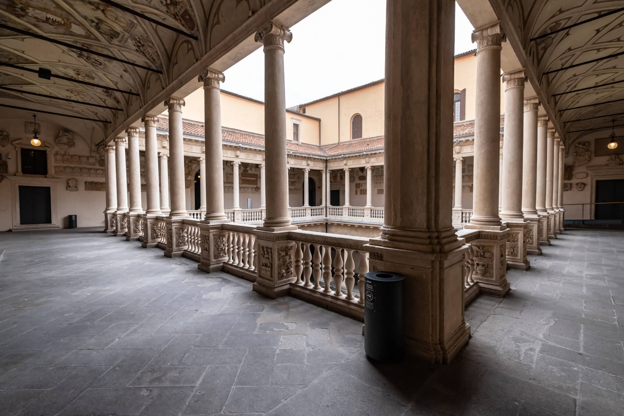 Chiostro rinascimentale italiano con colonne.