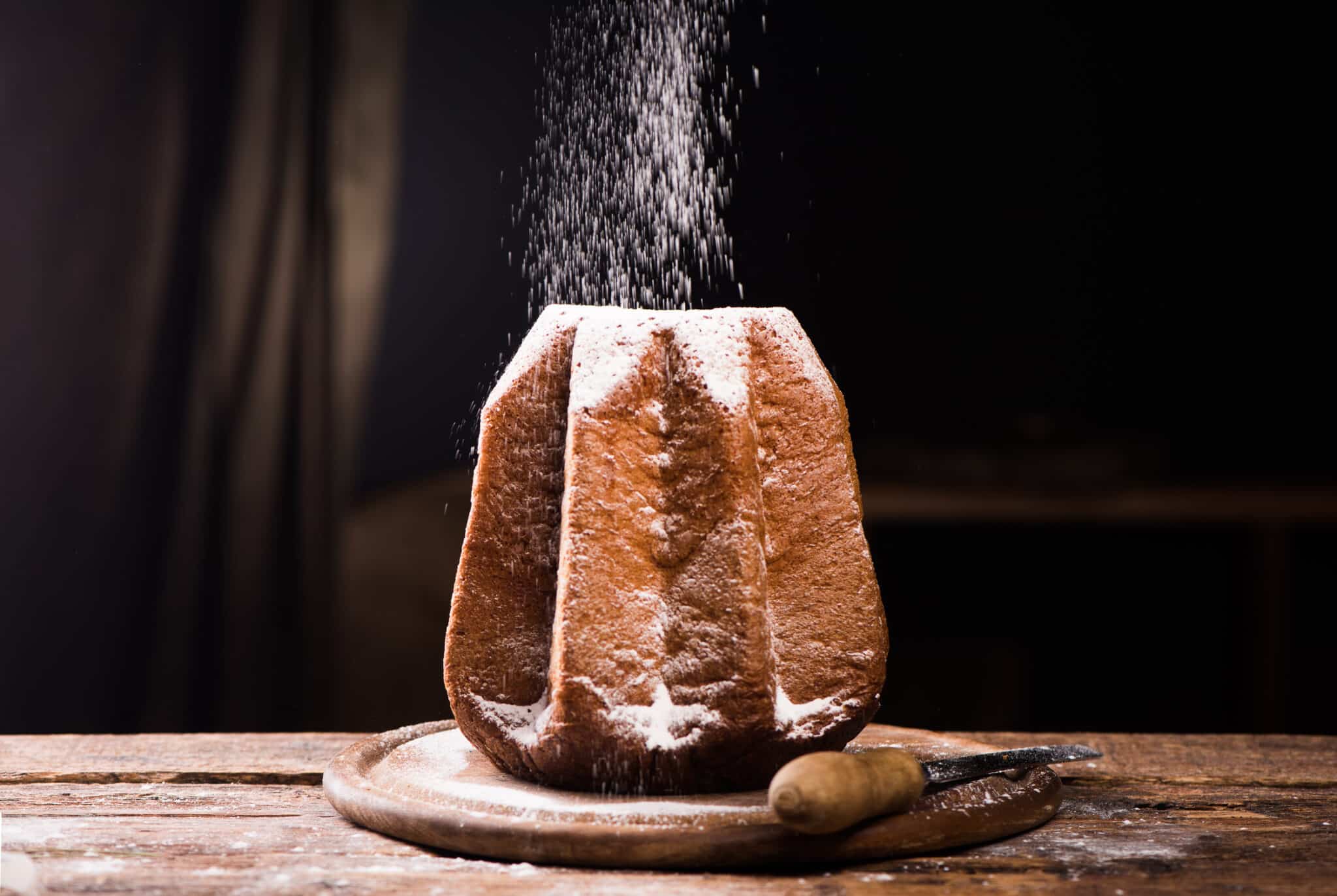 Pandoro spolverato di zucchero a velo.