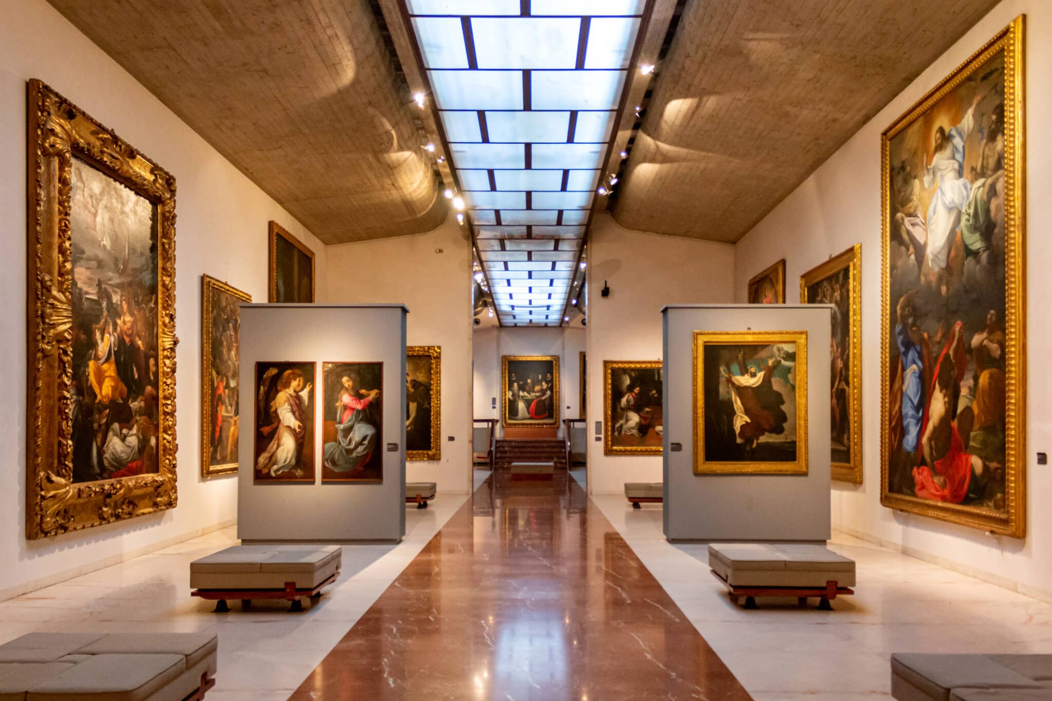 Galerie d'art exposant des peintures de la Renaissance.